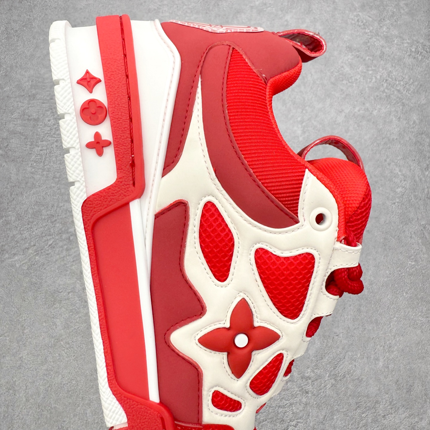 图片[6]-Louis Vuitton Trainer lv时装走秀运动鞋 完美鞋型超高的清洁度 零毛边线头瑕疵 全套原楦原纸版原鞋开模 全网最具灵魂的版型 正确原装黄色鞋盒 正确中底印花 鞋面印花3D高频深度立体 全鞋电脑针车 紧密相连 针距密度一致 环保乳胶注塑鞋垫 厚度脚感还原原版 皮面裁剪部位 统一油边封口工艺 原装橡胶大底含胶量大底组合零偏差 专柜全套包装 防尘袋 说明书 质保卡 男女鞋 尺码：35 36 37 38 39 40 41 42 43 44 45-选品中心