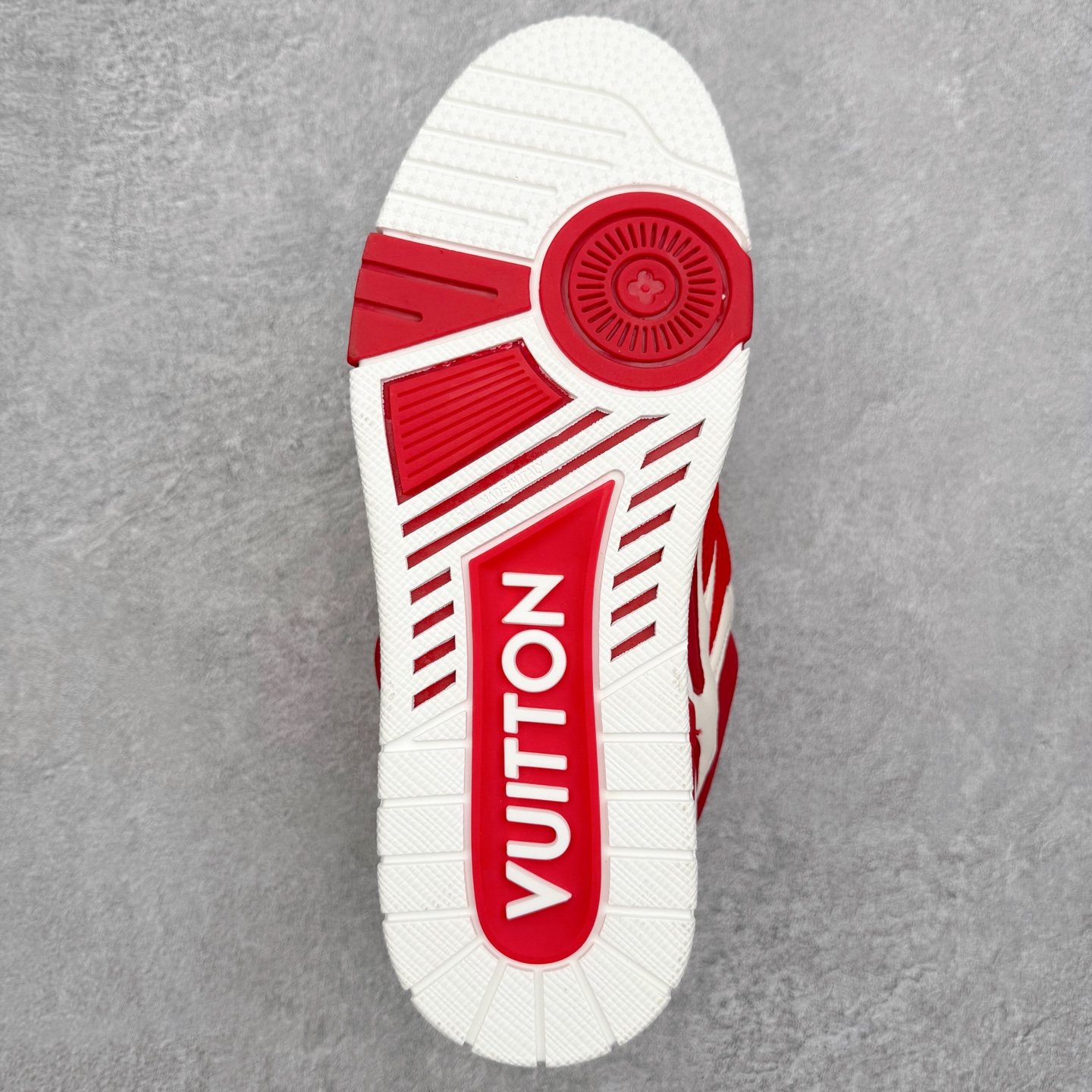 图片[9]-Louis Vuitton Trainer lv时装走秀运动鞋 完美鞋型超高的清洁度 零毛边线头瑕疵 全套原楦原纸版原鞋开模 全网最具灵魂的版型 正确原装黄色鞋盒 正确中底印花 鞋面印花3D高频深度立体 全鞋电脑针车 紧密相连 针距密度一致 环保乳胶注塑鞋垫 厚度脚感还原原版 皮面裁剪部位 统一油边封口工艺 原装橡胶大底含胶量大底组合零偏差 专柜全套包装 防尘袋 说明书 质保卡 男女鞋 尺码：35 36 37 38 39 40 41 42 43 44 45-选品中心