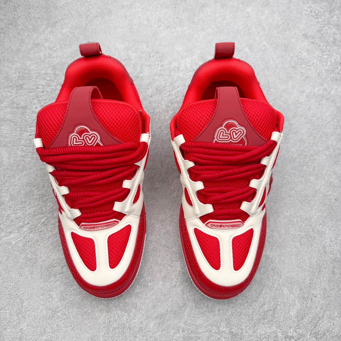 图片[2]-Louis Vuitton Trainer lv时装走秀运动鞋 完美鞋型超高的清洁度 零毛边线头瑕疵 全套原楦原纸版原鞋开模 全网最具灵魂的版型 正确原装黄色鞋盒 正确中底印花 鞋面印花3D高频深度立体 全鞋电脑针车 紧密相连 针距密度一致 环保乳胶注塑鞋垫 厚度脚感还原原版 皮面裁剪部位 统一油边封口工艺 原装橡胶大底含胶量大底组合零偏差 专柜全套包装 防尘袋 说明书 质保卡 男女鞋 尺码：35 36 37 38 39 40 41 42 43 44 45-选品中心