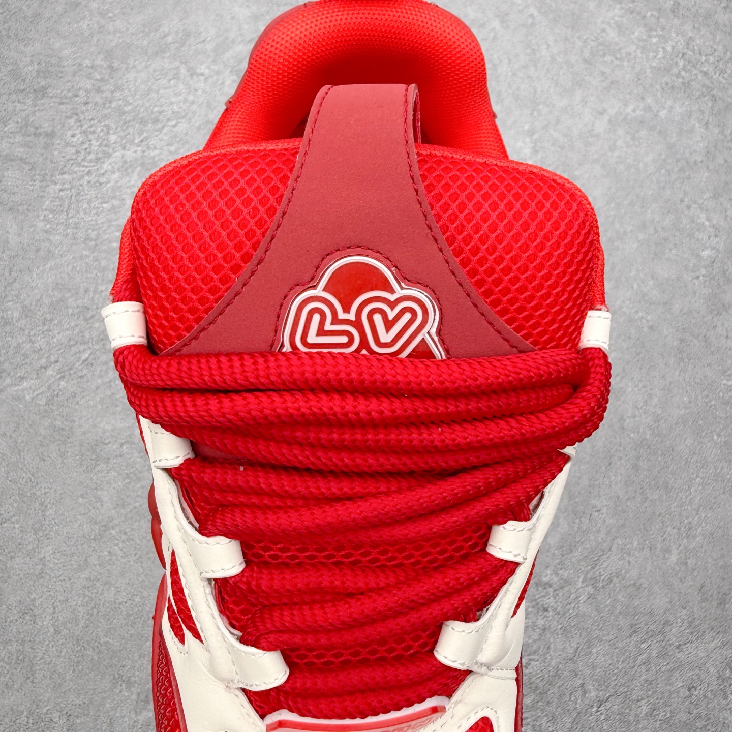 图片[5]-Louis Vuitton Trainer lv时装走秀运动鞋 完美鞋型超高的清洁度 零毛边线头瑕疵 全套原楦原纸版原鞋开模 全网最具灵魂的版型 正确原装黄色鞋盒 正确中底印花 鞋面印花3D高频深度立体 全鞋电脑针车 紧密相连 针距密度一致 环保乳胶注塑鞋垫 厚度脚感还原原版 皮面裁剪部位 统一油边封口工艺 原装橡胶大底含胶量大底组合零偏差 专柜全套包装 防尘袋 说明书 质保卡 男女鞋 尺码：35 36 37 38 39 40 41 42 43 44 45-选品中心