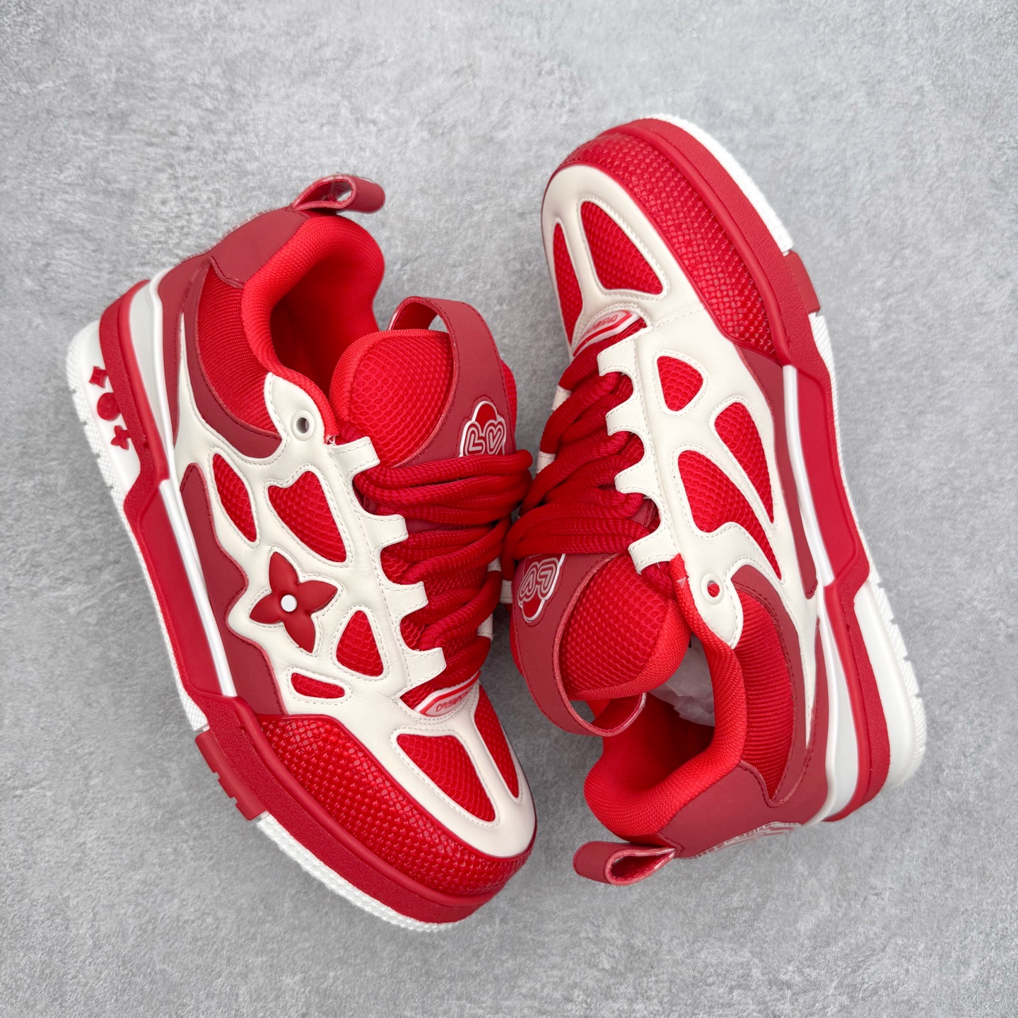 图片[3]-Louis Vuitton Trainer lv时装走秀运动鞋 完美鞋型超高的清洁度 零毛边线头瑕疵 全套原楦原纸版原鞋开模 全网最具灵魂的版型 正确原装黄色鞋盒 正确中底印花 鞋面印花3D高频深度立体 全鞋电脑针车 紧密相连 针距密度一致 环保乳胶注塑鞋垫 厚度脚感还原原版 皮面裁剪部位 统一油边封口工艺 原装橡胶大底含胶量大底组合零偏差 专柜全套包装 防尘袋 说明书 质保卡 男女鞋 尺码：35 36 37 38 39 40 41 42 43 44 45-选品中心