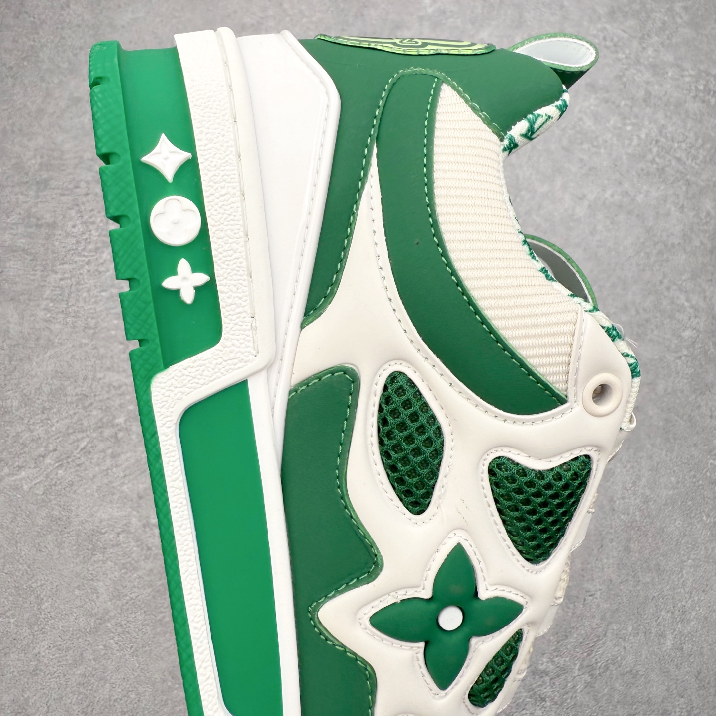 图片[6]-Louis Vuitton Trainer lv时装走秀运动鞋 完美鞋型超高的清洁度 零毛边线头瑕疵 全套原楦原纸版原鞋开模 全网最具灵魂的版型 正确原装黄色鞋盒 正确中底印花 鞋面印花3D高频深度立体 全鞋电脑针车 紧密相连 针距密度一致 环保乳胶注塑鞋垫 厚度脚感还原原版 皮面裁剪部位 统一油边封口工艺 原装橡胶大底含胶量大底组合零偏差 专柜全套包装 防尘袋 说明书 质保卡 男女鞋 尺码：35 36 37 38 39 40 41 42 43 44 45-选品中心