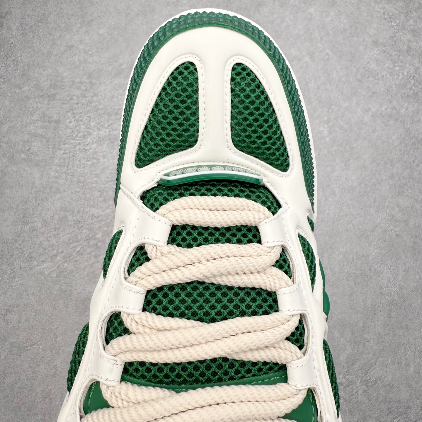 图片[4]-Louis Vuitton Trainer lv时装走秀运动鞋 完美鞋型超高的清洁度 零毛边线头瑕疵 全套原楦原纸版原鞋开模 全网最具灵魂的版型 正确原装黄色鞋盒 正确中底印花 鞋面印花3D高频深度立体 全鞋电脑针车 紧密相连 针距密度一致 环保乳胶注塑鞋垫 厚度脚感还原原版 皮面裁剪部位 统一油边封口工艺 原装橡胶大底含胶量大底组合零偏差 专柜全套包装 防尘袋 说明书 质保卡 男女鞋 尺码：35 36 37 38 39 40 41 42 43 44 45-选品中心