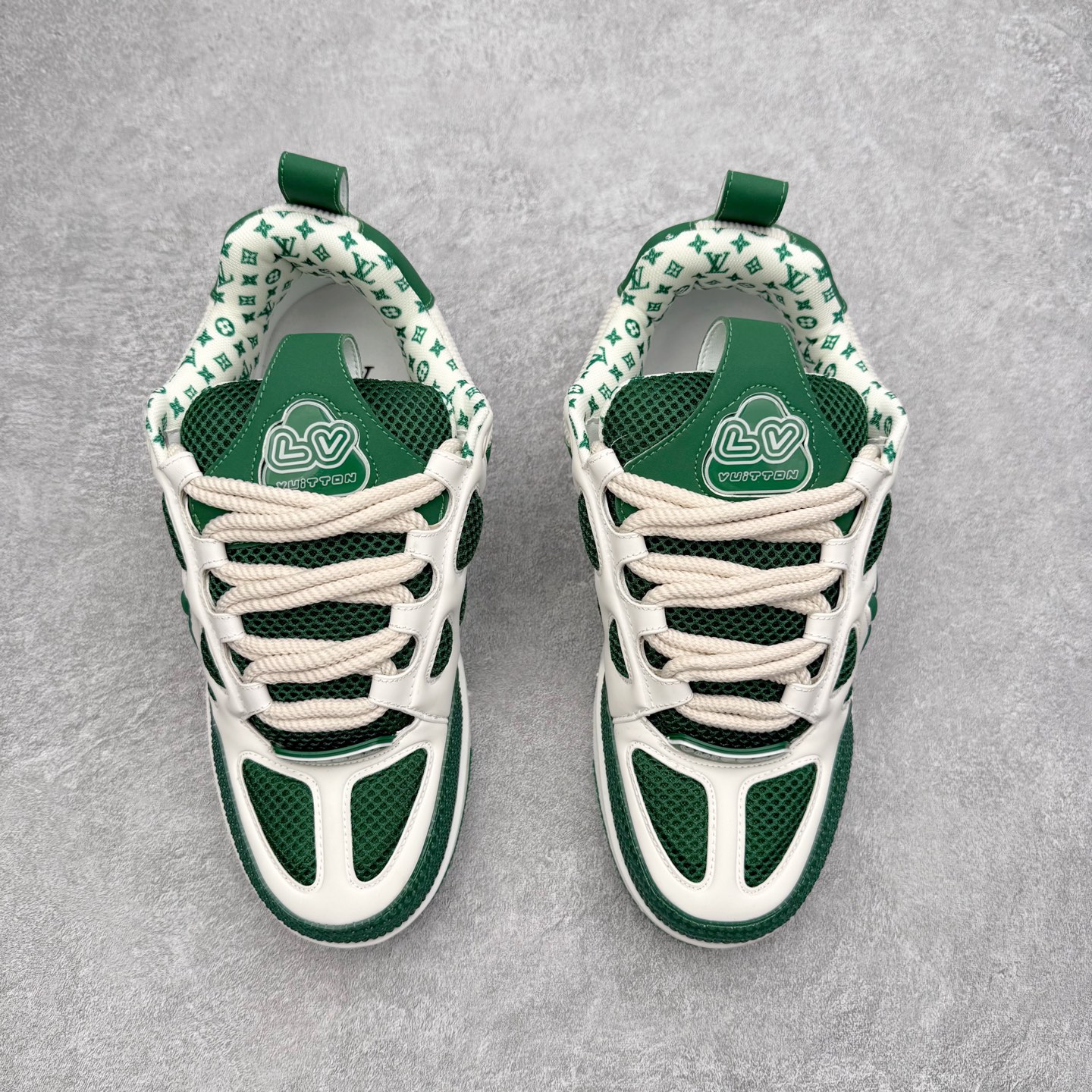 图片[2]-Louis Vuitton Trainer lv时装走秀运动鞋 完美鞋型超高的清洁度 零毛边线头瑕疵 全套原楦原纸版原鞋开模 全网最具灵魂的版型 正确原装黄色鞋盒 正确中底印花 鞋面印花3D高频深度立体 全鞋电脑针车 紧密相连 针距密度一致 环保乳胶注塑鞋垫 厚度脚感还原原版 皮面裁剪部位 统一油边封口工艺 原装橡胶大底含胶量大底组合零偏差 专柜全套包装 防尘袋 说明书 质保卡 男女鞋 尺码：35 36 37 38 39 40 41 42 43 44 45-选品中心