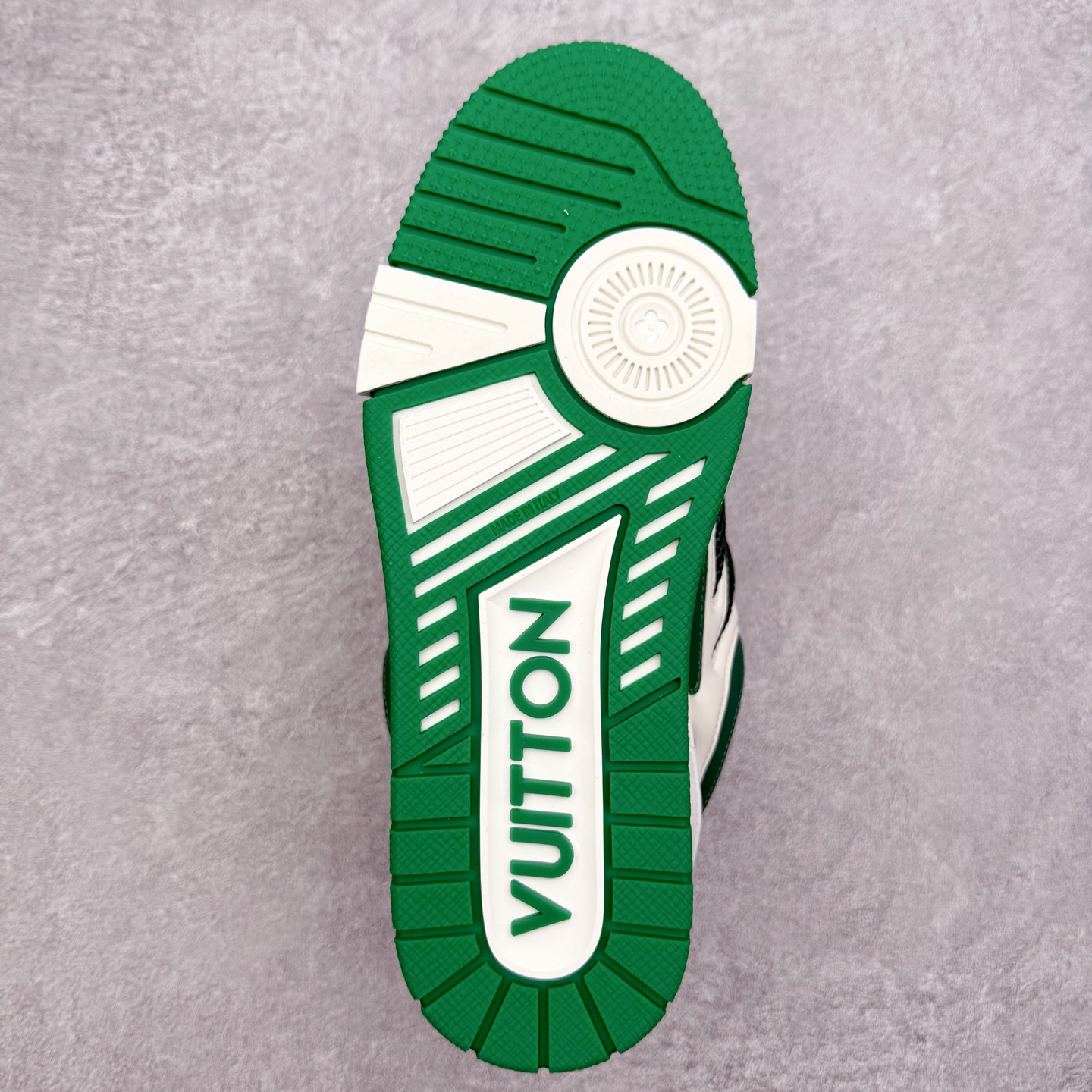 图片[9]-Louis Vuitton Trainer lv时装走秀运动鞋 完美鞋型超高的清洁度 零毛边线头瑕疵 全套原楦原纸版原鞋开模 全网最具灵魂的版型 正确原装黄色鞋盒 正确中底印花 鞋面印花3D高频深度立体 全鞋电脑针车 紧密相连 针距密度一致 环保乳胶注塑鞋垫 厚度脚感还原原版 皮面裁剪部位 统一油边封口工艺 原装橡胶大底含胶量大底组合零偏差 专柜全套包装 防尘袋 说明书 质保卡 男女鞋 尺码：35 36 37 38 39 40 41 42 43 44 45-选品中心