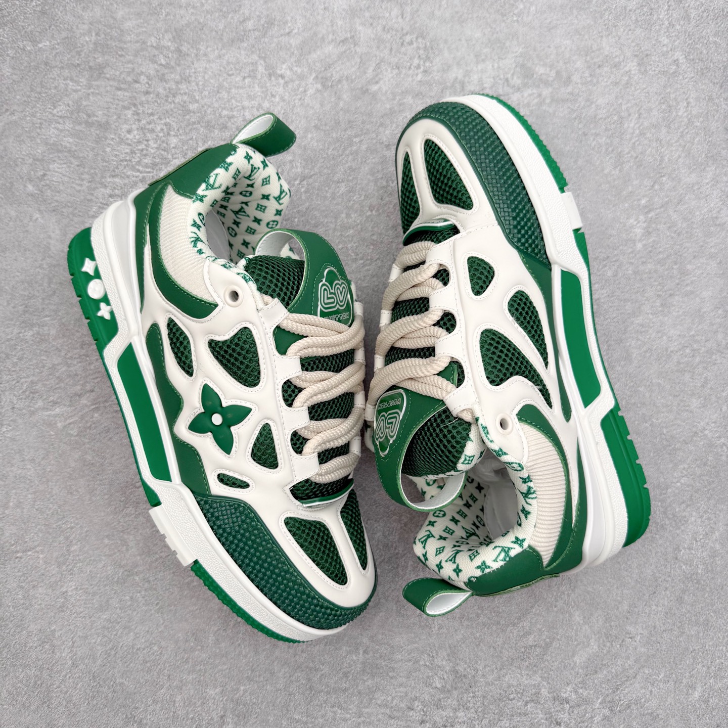 图片[3]-Louis Vuitton Trainer lv时装走秀运动鞋 完美鞋型超高的清洁度 零毛边线头瑕疵 全套原楦原纸版原鞋开模 全网最具灵魂的版型 正确原装黄色鞋盒 正确中底印花 鞋面印花3D高频深度立体 全鞋电脑针车 紧密相连 针距密度一致 环保乳胶注塑鞋垫 厚度脚感还原原版 皮面裁剪部位 统一油边封口工艺 原装橡胶大底含胶量大底组合零偏差 专柜全套包装 防尘袋 说明书 质保卡 男女鞋 尺码：35 36 37 38 39 40 41 42 43 44 45-选品中心