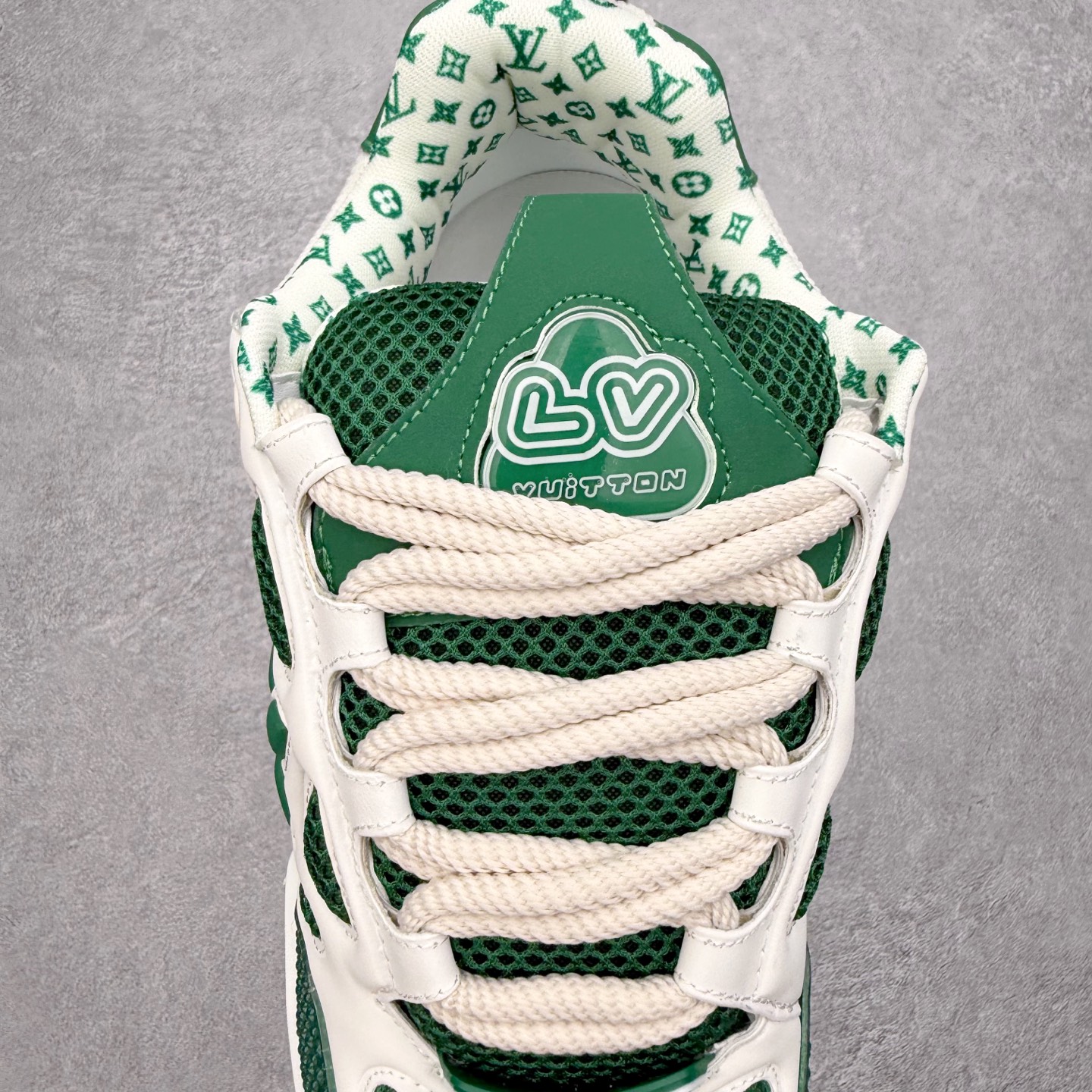 图片[5]-Louis Vuitton Trainer lv时装走秀运动鞋 完美鞋型超高的清洁度 零毛边线头瑕疵 全套原楦原纸版原鞋开模 全网最具灵魂的版型 正确原装黄色鞋盒 正确中底印花 鞋面印花3D高频深度立体 全鞋电脑针车 紧密相连 针距密度一致 环保乳胶注塑鞋垫 厚度脚感还原原版 皮面裁剪部位 统一油边封口工艺 原装橡胶大底含胶量大底组合零偏差 专柜全套包装 防尘袋 说明书 质保卡 男女鞋 尺码：35 36 37 38 39 40 41 42 43 44 45-选品中心