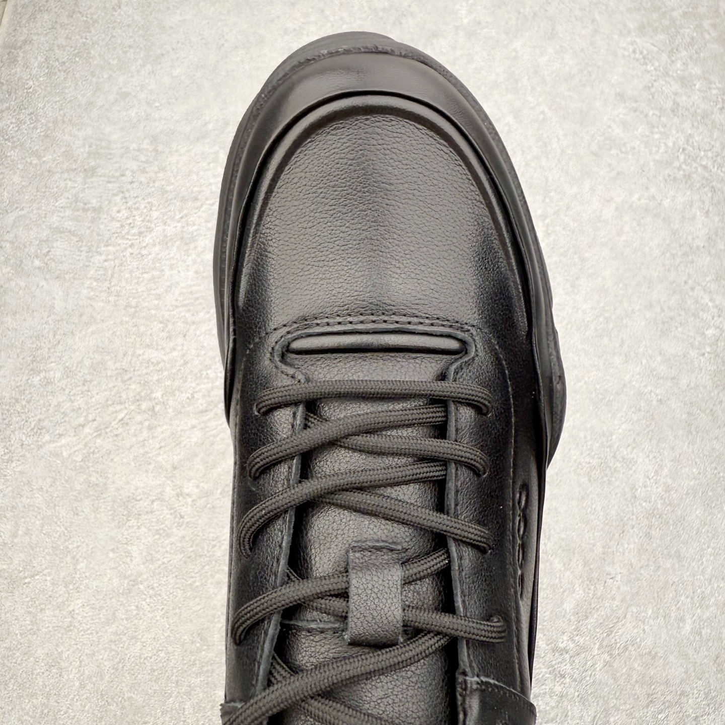 图片[4]-ECCO爱步跑步鞋百搭舒适 秋冬新款厚底休闲运动鞋男鞋 灵动系列 黄景瑜同款 品质牛皮鞋面，轻盈柔韧 具有良好的透气性 细腻柔软 简约系带设计 可自由调节松紧 贴合脚型 PU泡沫橡胶大底 抓地力强 具有良好的防滑耐磨性 时尚简约 休闲百搭 尺码：38 39 40 41 42 43 44 （皮鞋码）-选品中心