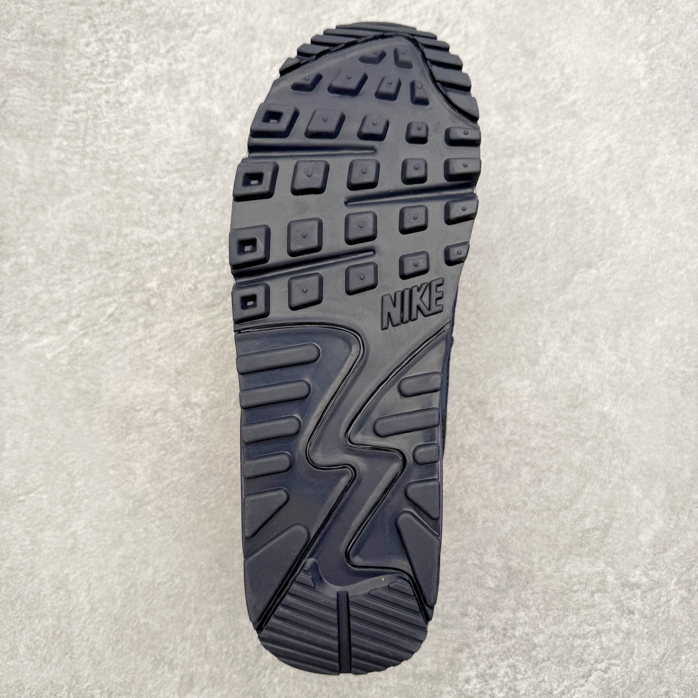 图片[9]-＃MX版 NK Air MAX 90 气垫复古减震跑步鞋 DM0029-700 经典重温 独家陆续补货 外单专供大厂出品 品质稳定 一百余色 终端操作 Air Max 90于1990年推出 来自Air Max系列 在Air Max 1的基础上改进而得 增加了气垫面积 外型上也更为流线 最特別的就是加入了菱纹塑胶嵌板 为Air Max 90增添了许多潮流气息 皮革鞋面 造就出色耐穿性和支撑力 Max Air缓震配置搭配泡棉中底 令Air Max 90轻盈而舒适 华夫格橡胶外底 铸就Air Max 90非凡的抓地力 而Air Max 90不仅是一双跑鞋 它成功跨越了时间的演进 成为了球鞋文化与潮流圈中最熟为人知的鞋款之一 尺码：36 36.5 37.5 38 38.5 39 40 40.5 41 42 42.5 43 44 44.5 45-选品中心