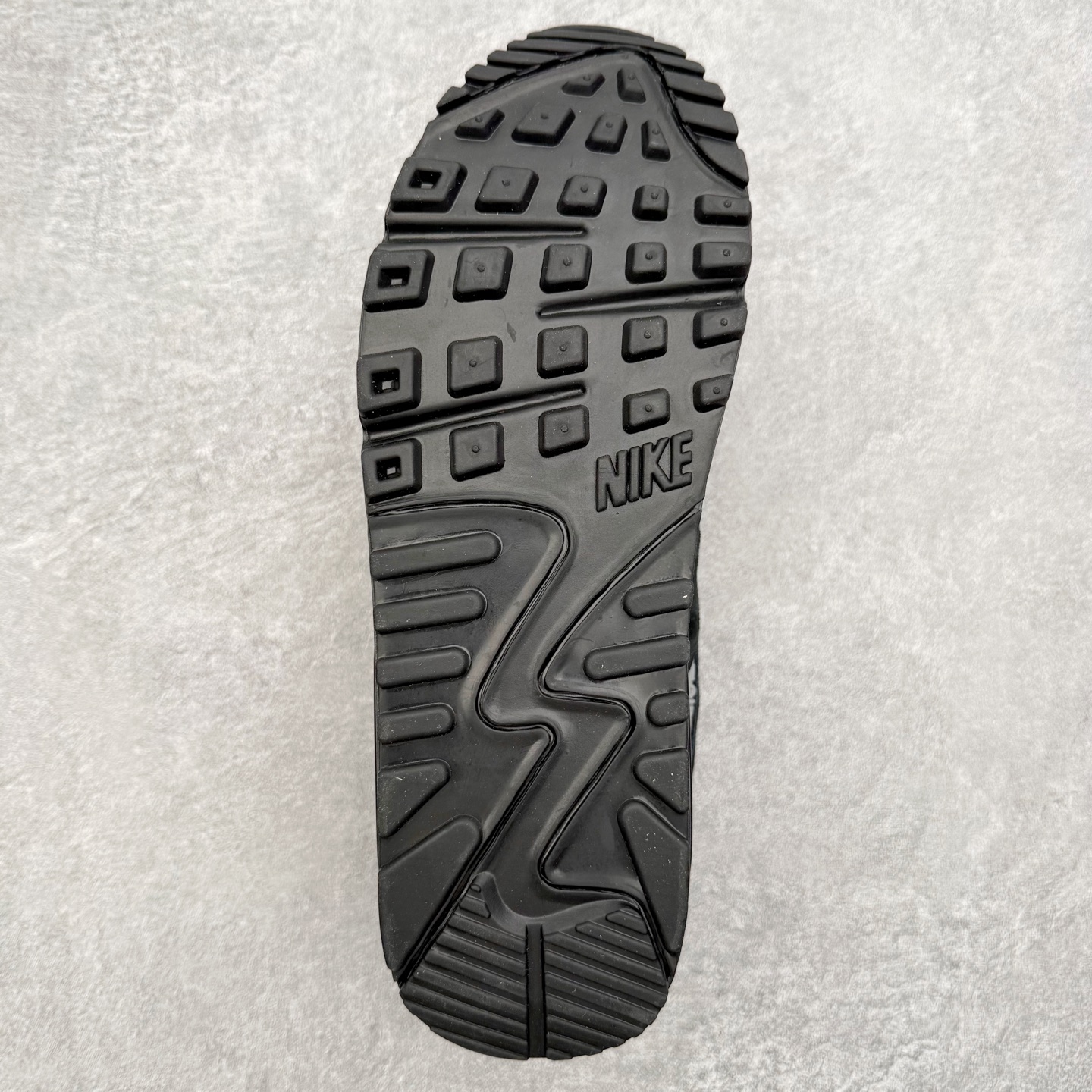 图片[9]-＃MX版 NK Air MAX 90 气垫复古减震跑步鞋 FQ2377-001 经典重温 独家陆续补货 外单专供大厂出品 品质稳定 一百余色 终端操作 Air Max 90于1990年推出 来自Air Max系列 在Air Max 1的基础上改进而得 增加了气垫面积 外型上也更为流线 最特別的就是加入了菱纹塑胶嵌板 为Air Max 90增添了许多潮流气息 皮革鞋面 造就出色耐穿性和支撑力 Max Air缓震配置搭配泡棉中底 令Air Max 90轻盈而舒适 华夫格橡胶外底 铸就Air Max 90非凡的抓地力 而Air Max 90不仅是一双跑鞋 它成功跨越了时间的演进 成为了球鞋文化与潮流圈中最熟为人知的鞋款之一 尺码：36 36.5 37.5 38 38.5 39 40 40.5 41 42 42.5 43 44 44.5 45-选品中心