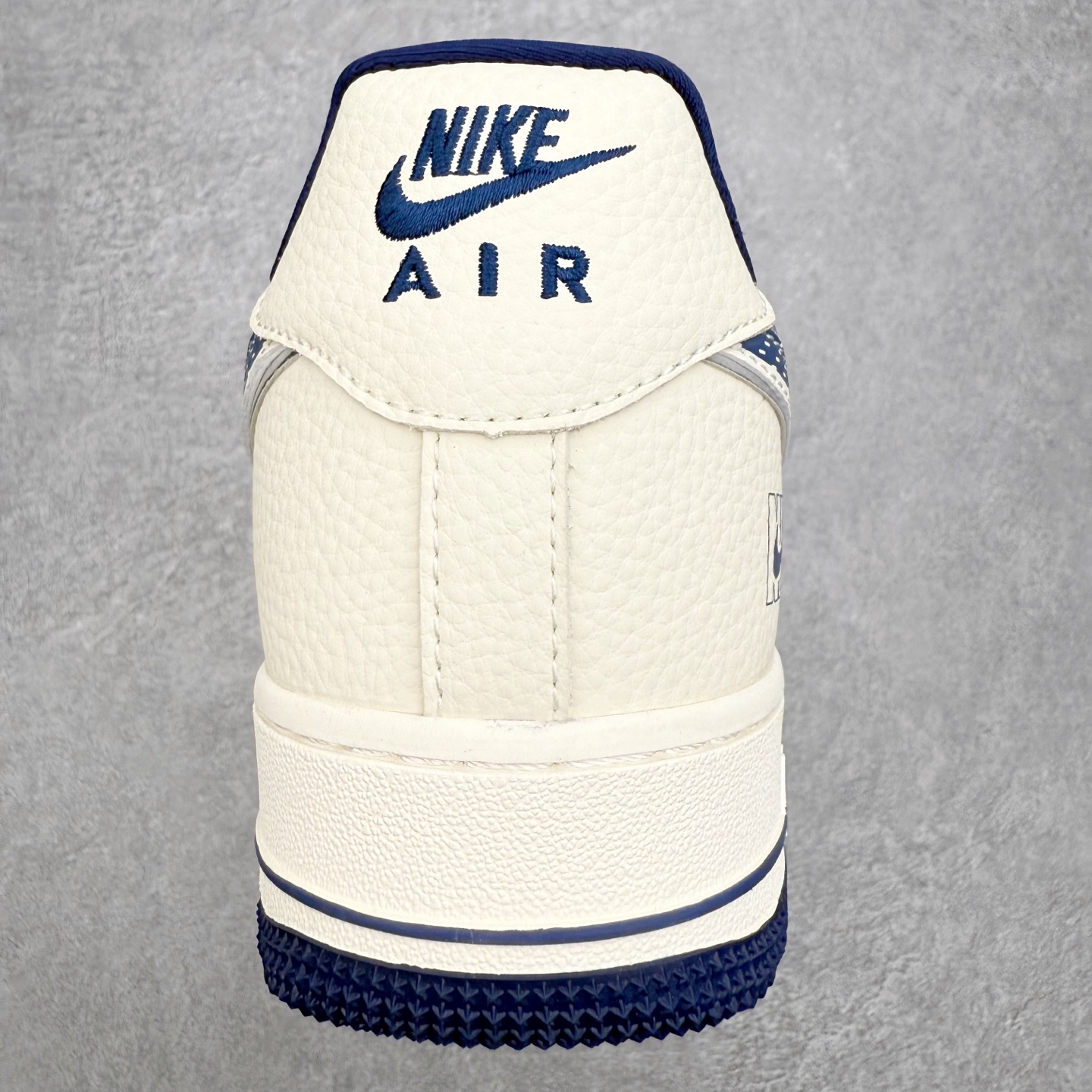 图片[8]-NK Air Force 1´07 Low 空军一号低帮百搭休闲运动板鞋 DF0188-108 柔软、弹性十足的缓震性能和出色的中底设计 横跨复古与现代的外型结合 造就出风靡全球 三十多年的Force 1 直到今天还深受青睐 实拍调校N版已经零色差零失真 百分百还原实物色彩所见即所得 不存在货不对板色差等低级问题 选购参考实物拍摄 不混卖不参货 只用心做好货严格选品 承诺混一赔十 尺码：36 36.5 37.5 38 38.5 39 40 40.5 41 42 42.5 43 44 44.5 45-选品中心