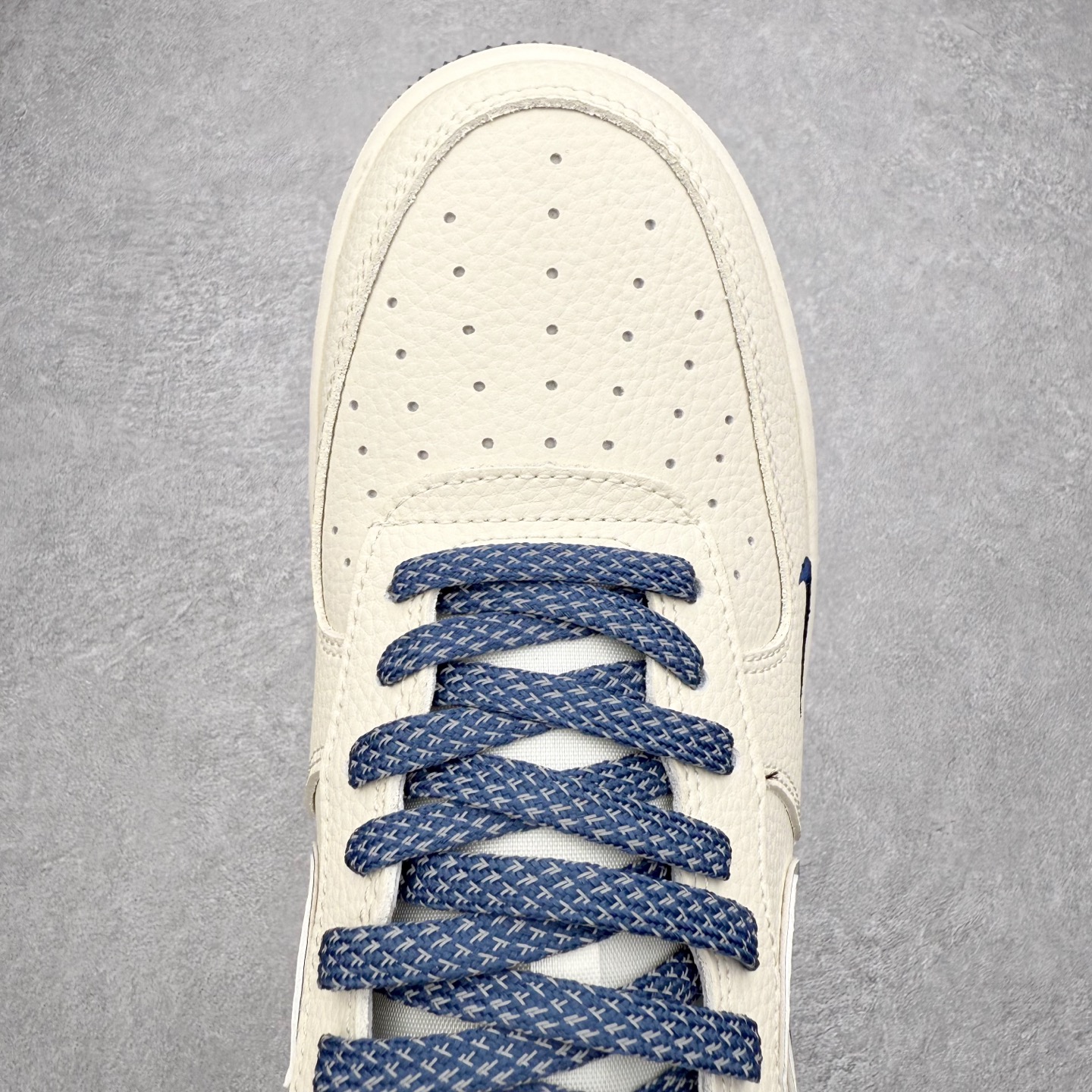 图片[4]-NK Air Force 1´07 Low 空军一号低帮百搭休闲运动板鞋 DF0188-108 柔软、弹性十足的缓震性能和出色的中底设计 横跨复古与现代的外型结合 造就出风靡全球 三十多年的Force 1 直到今天还深受青睐 实拍调校N版已经零色差零失真 百分百还原实物色彩所见即所得 不存在货不对板色差等低级问题 选购参考实物拍摄 不混卖不参货 只用心做好货严格选品 承诺混一赔十 尺码：36 36.5 37.5 38 38.5 39 40 40.5 41 42 42.5 43 44 44.5 45-选品中心