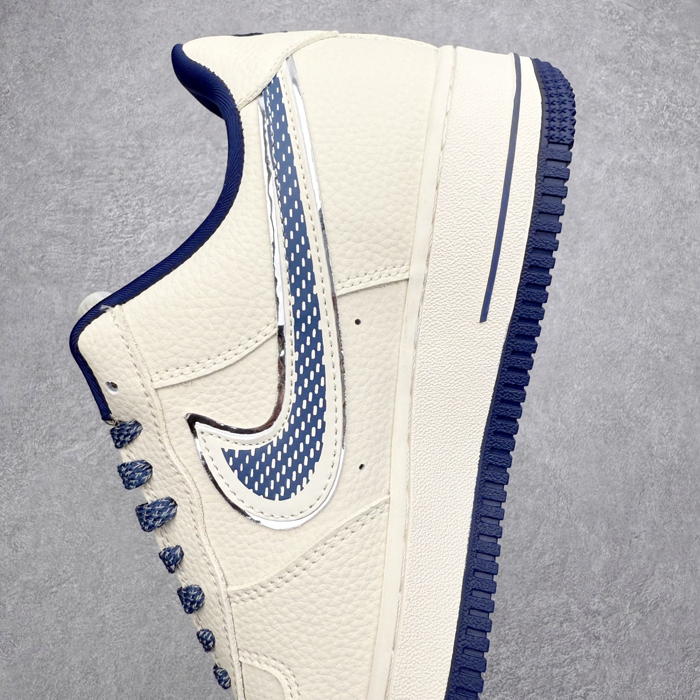 图片[7]-NK Air Force 1´07 Low 空军一号低帮百搭休闲运动板鞋 DF0188-108 柔软、弹性十足的缓震性能和出色的中底设计 横跨复古与现代的外型结合 造就出风靡全球 三十多年的Force 1 直到今天还深受青睐 实拍调校N版已经零色差零失真 百分百还原实物色彩所见即所得 不存在货不对板色差等低级问题 选购参考实物拍摄 不混卖不参货 只用心做好货严格选品 承诺混一赔十 尺码：36 36.5 37.5 38 38.5 39 40 40.5 41 42 42.5 43 44 44.5 45-选品中心