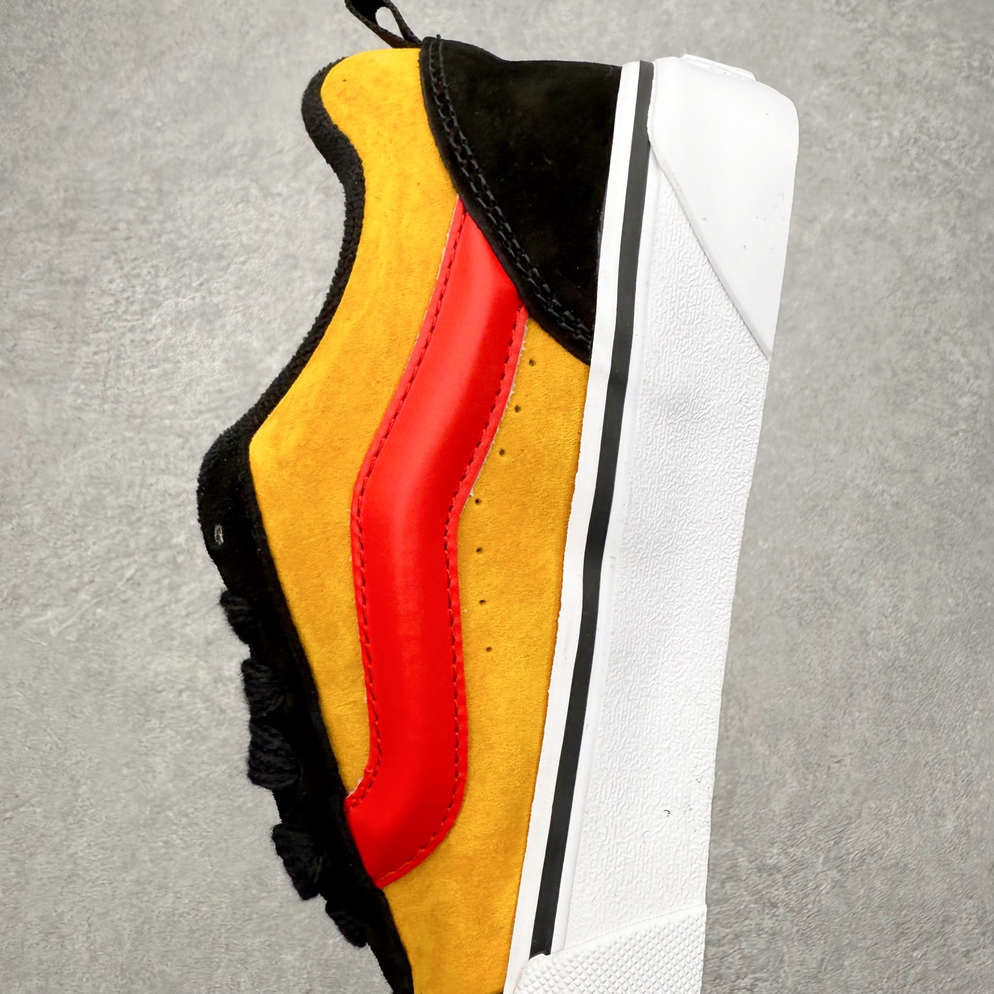 图片[7]-Vans Knu Skool “SUEDE YELLOW” 官方新款 黑黄复古休闲胖胖面包鞋 肥胖版大LOGO原版全皮猪八面料 货号：VN000CS0END 尺码：35 36 36.5 37 38 38.5 39 40 40.5 41 42 42.5 43 44 45 工艺：硫化1：1（重量1：1、真标、原钢印、材质标、鞋型标、合格证）-选品中心