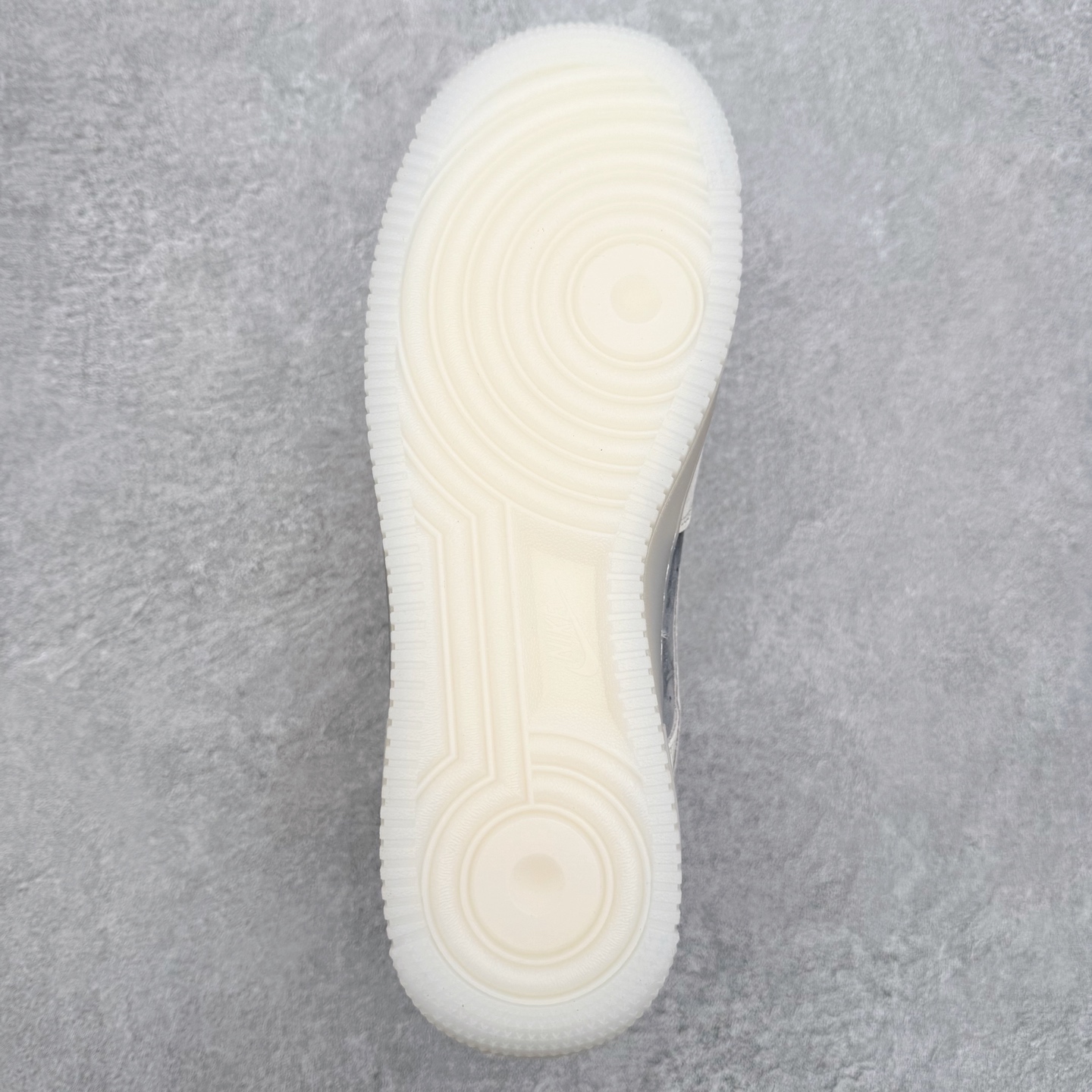 图片[9]-NK Air Force 1´07 Low 空军一号低帮百搭休闲运动板鞋 DD1928-309 柔软、弹性十足的缓震性能和出色的中底设计 横跨复古与现代的外型结合 造就出风靡全球 三十多年的Force 1 直到今天还深受青睐 实拍调校N版已经零色差零失真 百分百还原实物色彩所见即所得 不存在货不对板色差等低级问题 选购参考实物拍摄 不混卖不参货 只用心做好货严格选品 承诺混一赔十 尺码：36 36.5 37.5 38 38.5 39 40 40.5 41 42 42.5 43 44 44.5 45-选品中心