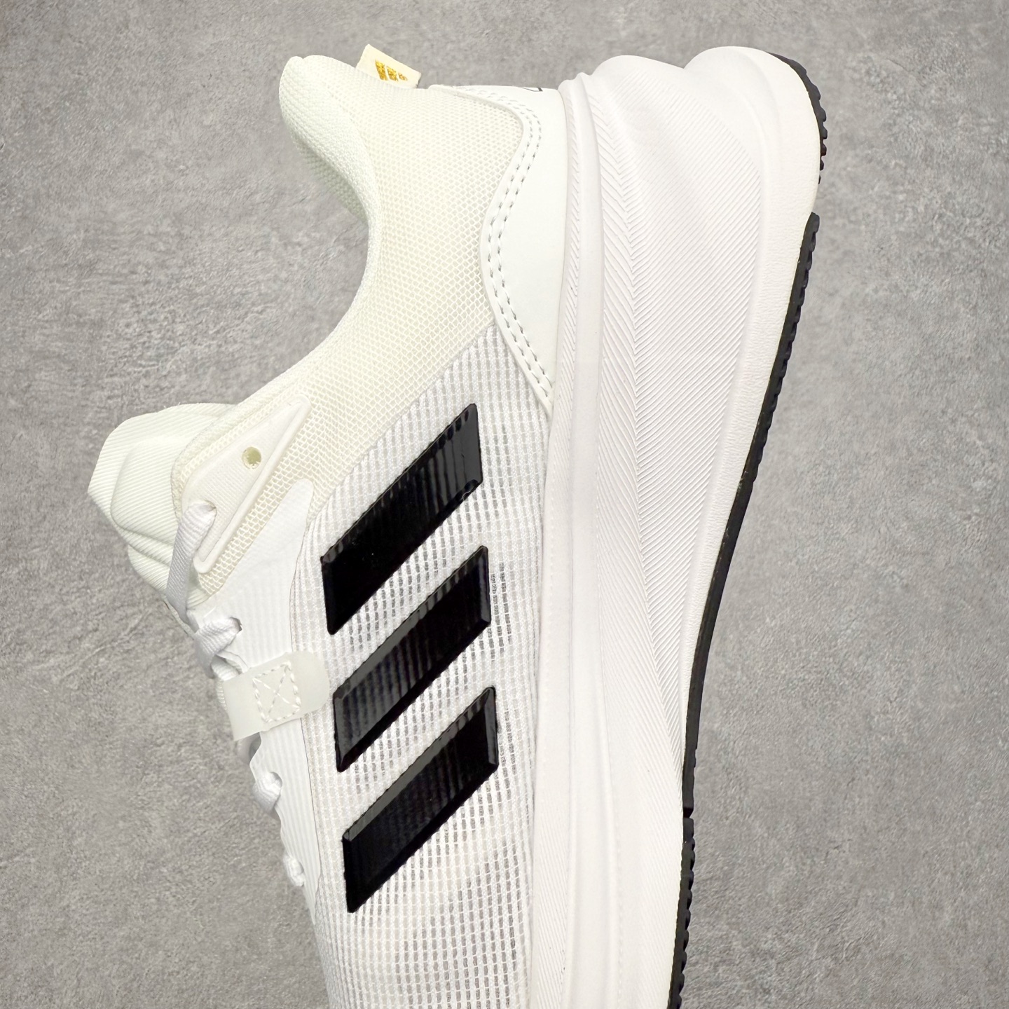 图片[7]-AD Supernova Rise 阿迪全新休闲轻跑鞋 款鞋采用了Dreamstrike+ 中底 将缓冲材质与柔软的织物相结合 以最大限度地减少刺激性摩擦和慢跑后水泡的可能性 在美学方面 Supernova Rise 从自然和生物中汲取灵感 如深色底色和半绿色细节 尺码：36 36.5 37.5 38 38.5 39 40 40.5 41 42 42.5 43 44 44.5 45-选品中心