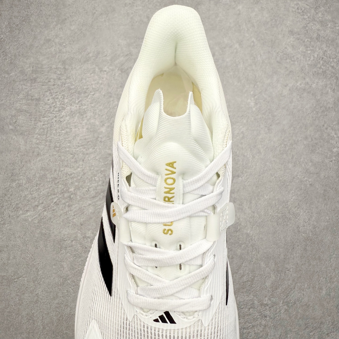 图片[5]-AD Supernova Rise 阿迪全新休闲轻跑鞋 款鞋采用了Dreamstrike+ 中底 将缓冲材质与柔软的织物相结合 以最大限度地减少刺激性摩擦和慢跑后水泡的可能性 在美学方面 Supernova Rise 从自然和生物中汲取灵感 如深色底色和半绿色细节 尺码：36 36.5 37.5 38 38.5 39 40 40.5 41 42 42.5 43 44 44.5 45-选品中心