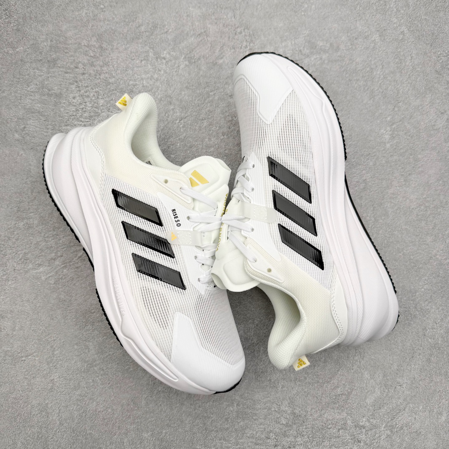 图片[3]-AD Supernova Rise 阿迪全新休闲轻跑鞋 款鞋采用了Dreamstrike+ 中底 将缓冲材质与柔软的织物相结合 以最大限度地减少刺激性摩擦和慢跑后水泡的可能性 在美学方面 Supernova Rise 从自然和生物中汲取灵感 如深色底色和半绿色细节 尺码：36 36.5 37.5 38 38.5 39 40 40.5 41 42 42.5 43 44 44.5 45-选品中心