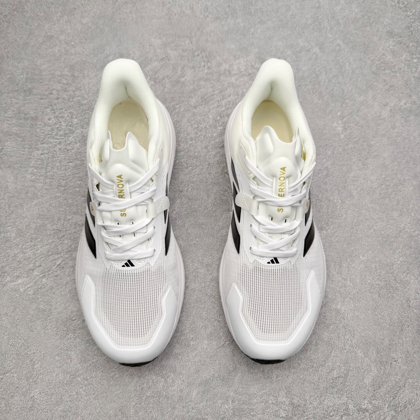 图片[2]-AD Supernova Rise 阿迪全新休闲轻跑鞋 款鞋采用了Dreamstrike+ 中底 将缓冲材质与柔软的织物相结合 以最大限度地减少刺激性摩擦和慢跑后水泡的可能性 在美学方面 Supernova Rise 从自然和生物中汲取灵感 如深色底色和半绿色细节 尺码：36 36.5 37.5 38 38.5 39 40 40.5 41 42 42.5 43 44 44.5 45-选品中心