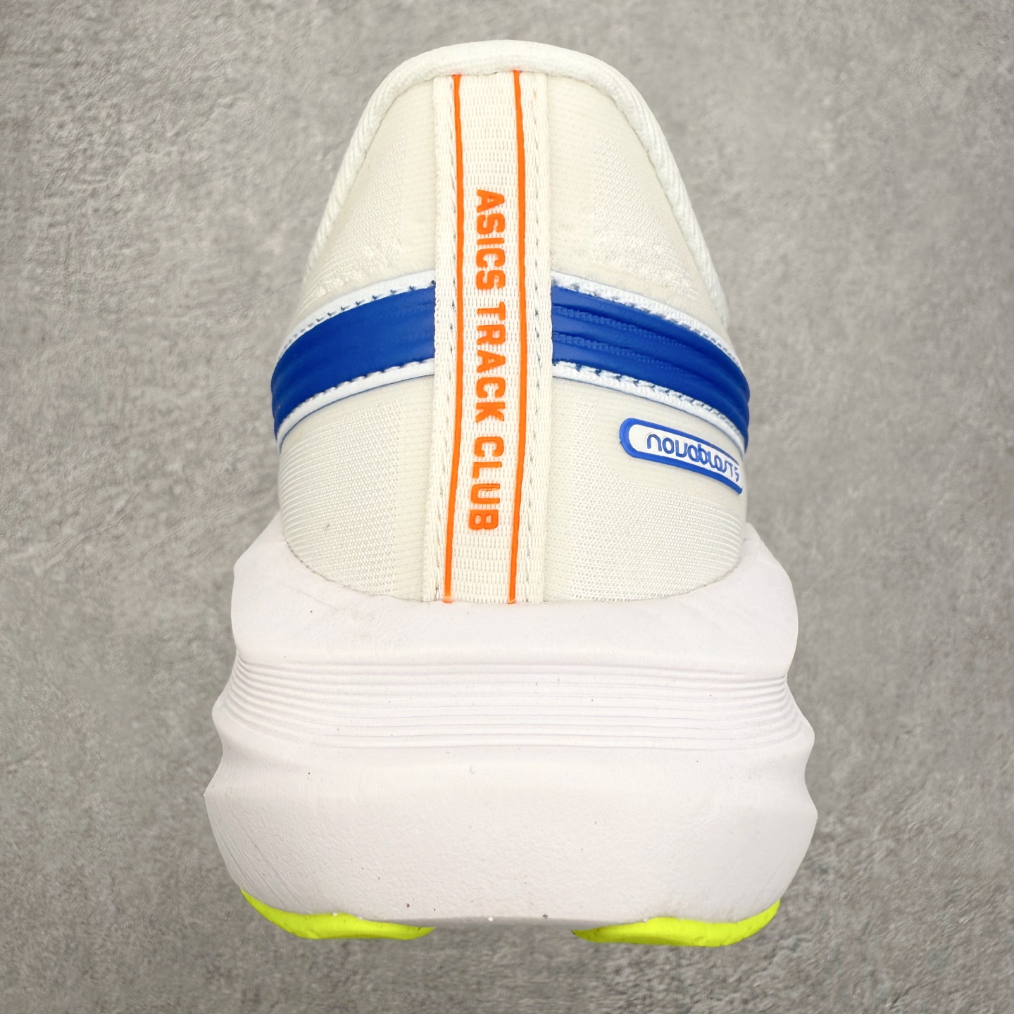 图片[8]-ASICS NOVABLAST 5 亚瑟士舒适缓震跑鞋 鞋面从NOVABLAST 3的工程网眼升级为一片式轻量编织设计 提升了跑鞋的透气性 并配备结构鞋舌 进一步提升透气性的同时减少鞋舌滑动 从而实现更好的包裹感 后跟结构也是亮点之一 不仅提升了稳定性 还能给跑者提供更强支撑 上脚舒适度非常明显 无论如何跑跳晃动 双脚都被包裹的非常服帖舒适 同时前脚掌有足够空间 中足又很贴合 后跟高度和弧度也都非常舒适 从NOVABLAST 5采用全新FF BLAST PLUS ECO轻量高能回弹泡棉材料 这是一种超过20%的生物基可再生资源 在带给跑者更舒适体验同时助力减轻环境负担 值得关注的是NOVABLAST 4将成为该系列首款贴有CO2e标签的鞋款 以进一步严格贯彻ASICS亚瑟士的可持续发展理念 大底采用了低密度设计的AHAR LO 更大程度增强鞋款耐磨性 提升使用寿命 外底液采用了全新设计 其灵感来源于植物的斐波那契螺旋叶片图案 独特的几何纹路使新一代鞋款的外观更具标志性 中底和大底设计都是为了让跑者获得更大的能量反馈 更强的回弹性 在跑步过程中轻弹畅跑 看配置就能感受到NOVABLAST的优势 高回弹、高缓震、且耐用的综合长跑训练鞋 尺码：36 37 38 39 39.5 40 40.5 41.5 42 42.5 43.5 44 45-选品中心