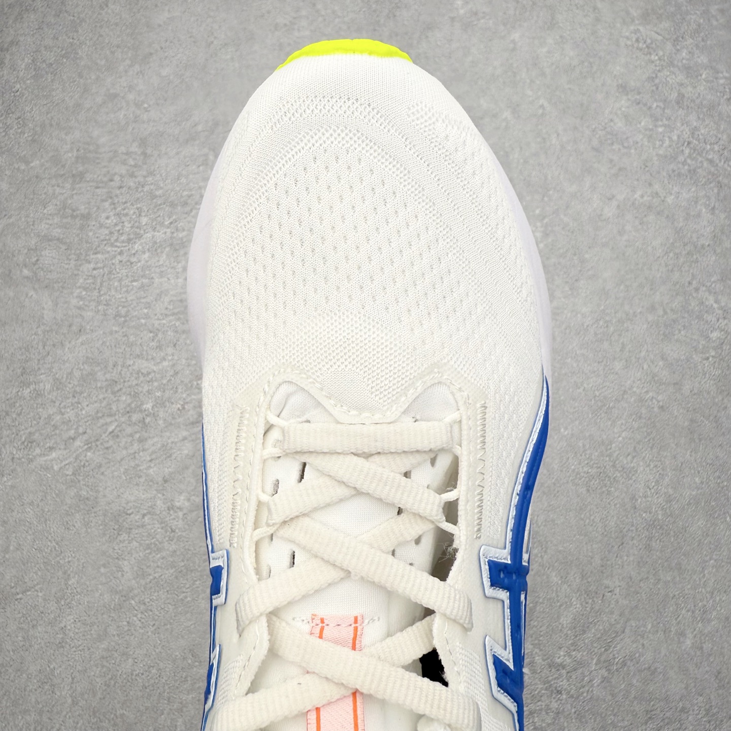 图片[4]-ASICS NOVABLAST 5 亚瑟士舒适缓震跑鞋 鞋面从NOVABLAST 3的工程网眼升级为一片式轻量编织设计 提升了跑鞋的透气性 并配备结构鞋舌 进一步提升透气性的同时减少鞋舌滑动 从而实现更好的包裹感 后跟结构也是亮点之一 不仅提升了稳定性 还能给跑者提供更强支撑 上脚舒适度非常明显 无论如何跑跳晃动 双脚都被包裹的非常服帖舒适 同时前脚掌有足够空间 中足又很贴合 后跟高度和弧度也都非常舒适 从NOVABLAST 5采用全新FF BLAST PLUS ECO轻量高能回弹泡棉材料 这是一种超过20%的生物基可再生资源 在带给跑者更舒适体验同时助力减轻环境负担 值得关注的是NOVABLAST 4将成为该系列首款贴有CO2e标签的鞋款 以进一步严格贯彻ASICS亚瑟士的可持续发展理念 大底采用了低密度设计的AHAR LO 更大程度增强鞋款耐磨性 提升使用寿命 外底液采用了全新设计 其灵感来源于植物的斐波那契螺旋叶片图案 独特的几何纹路使新一代鞋款的外观更具标志性 中底和大底设计都是为了让跑者获得更大的能量反馈 更强的回弹性 在跑步过程中轻弹畅跑 看配置就能感受到NOVABLAST的优势 高回弹、高缓震、且耐用的综合长跑训练鞋 尺码：36 37 38 39 39.5 40 40.5 41.5 42 42.5 43.5 44 45-选品中心