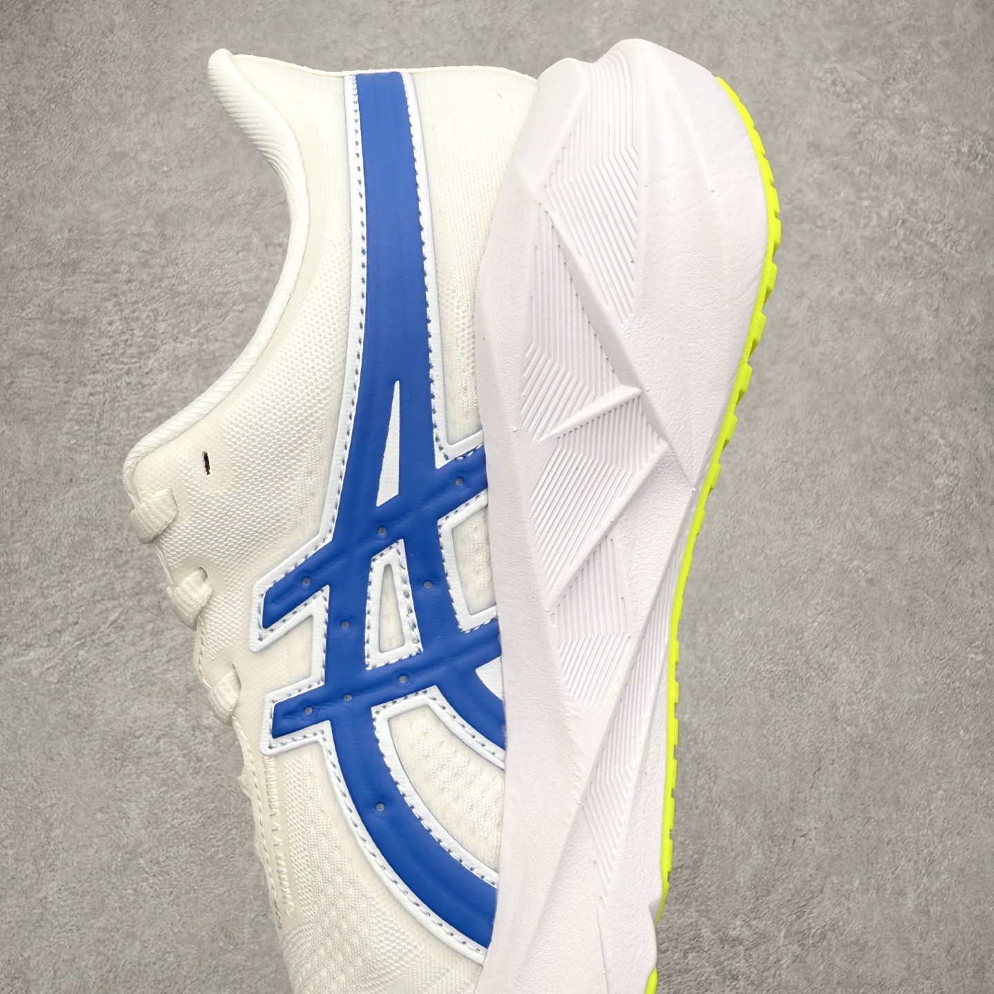 图片[7]-ASICS NOVABLAST 5 亚瑟士舒适缓震跑鞋 鞋面从NOVABLAST 3的工程网眼升级为一片式轻量编织设计 提升了跑鞋的透气性 并配备结构鞋舌 进一步提升透气性的同时减少鞋舌滑动 从而实现更好的包裹感 后跟结构也是亮点之一 不仅提升了稳定性 还能给跑者提供更强支撑 上脚舒适度非常明显 无论如何跑跳晃动 双脚都被包裹的非常服帖舒适 同时前脚掌有足够空间 中足又很贴合 后跟高度和弧度也都非常舒适 从NOVABLAST 5采用全新FF BLAST PLUS ECO轻量高能回弹泡棉材料 这是一种超过20%的生物基可再生资源 在带给跑者更舒适体验同时助力减轻环境负担 值得关注的是NOVABLAST 4将成为该系列首款贴有CO2e标签的鞋款 以进一步严格贯彻ASICS亚瑟士的可持续发展理念 大底采用了低密度设计的AHAR LO 更大程度增强鞋款耐磨性 提升使用寿命 外底液采用了全新设计 其灵感来源于植物的斐波那契螺旋叶片图案 独特的几何纹路使新一代鞋款的外观更具标志性 中底和大底设计都是为了让跑者获得更大的能量反馈 更强的回弹性 在跑步过程中轻弹畅跑 看配置就能感受到NOVABLAST的优势 高回弹、高缓震、且耐用的综合长跑训练鞋 尺码：36 37 38 39 39.5 40 40.5 41.5 42 42.5 43.5 44 45-选品中心