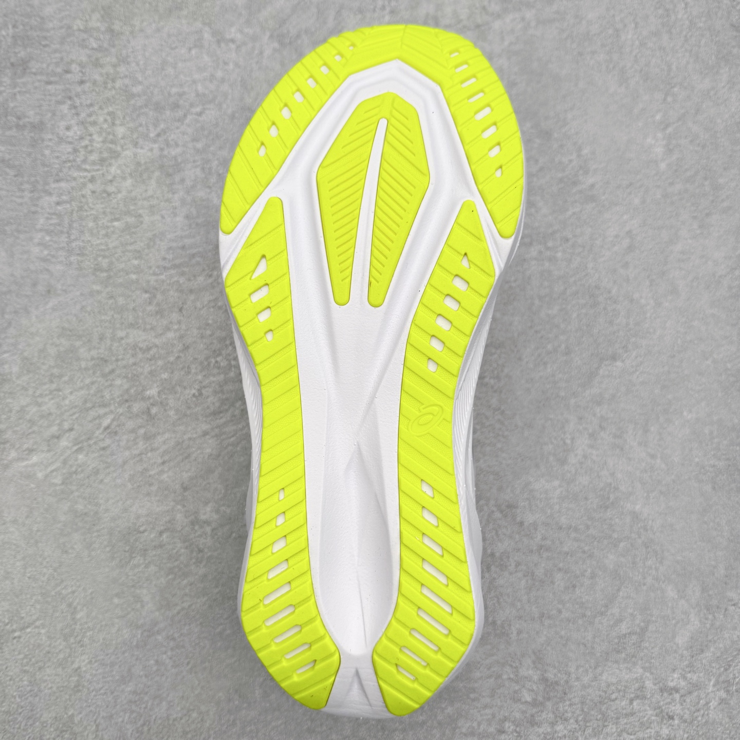 图片[9]-ASICS NOVABLAST 5 亚瑟士舒适缓震跑鞋 鞋面从NOVABLAST 3的工程网眼升级为一片式轻量编织设计 提升了跑鞋的透气性 并配备结构鞋舌 进一步提升透气性的同时减少鞋舌滑动 从而实现更好的包裹感 后跟结构也是亮点之一 不仅提升了稳定性 还能给跑者提供更强支撑 上脚舒适度非常明显 无论如何跑跳晃动 双脚都被包裹的非常服帖舒适 同时前脚掌有足够空间 中足又很贴合 后跟高度和弧度也都非常舒适 从NOVABLAST 5采用全新FF BLAST PLUS ECO轻量高能回弹泡棉材料 这是一种超过20%的生物基可再生资源 在带给跑者更舒适体验同时助力减轻环境负担 值得关注的是NOVABLAST 4将成为该系列首款贴有CO2e标签的鞋款 以进一步严格贯彻ASICS亚瑟士的可持续发展理念 大底采用了低密度设计的AHAR LO 更大程度增强鞋款耐磨性 提升使用寿命 外底液采用了全新设计 其灵感来源于植物的斐波那契螺旋叶片图案 独特的几何纹路使新一代鞋款的外观更具标志性 中底和大底设计都是为了让跑者获得更大的能量反馈 更强的回弹性 在跑步过程中轻弹畅跑 看配置就能感受到NOVABLAST的优势 高回弹、高缓震、且耐用的综合长跑训练鞋 尺码：36 37 38 39 39.5 40 40.5 41.5 42 42.5 43.5 44 45-选品中心