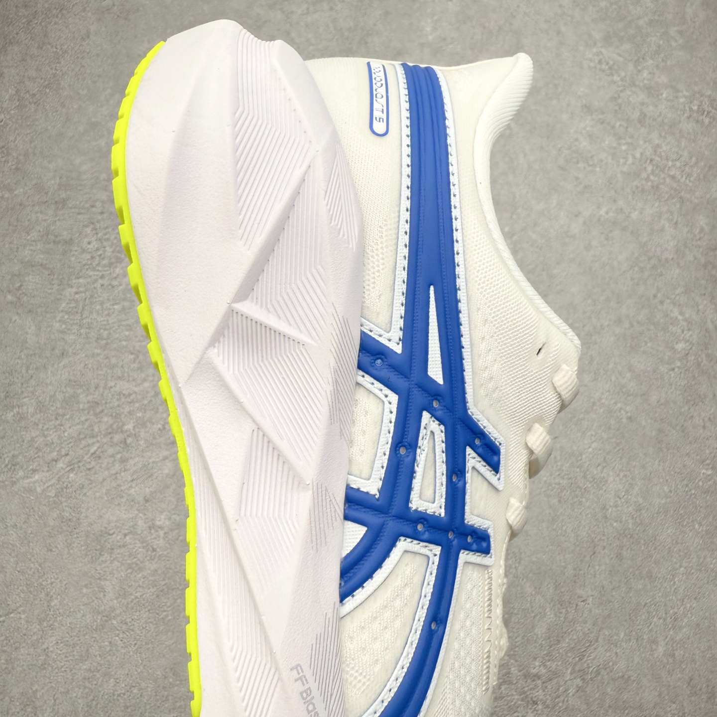 图片[6]-ASICS NOVABLAST 5 亚瑟士舒适缓震跑鞋 鞋面从NOVABLAST 3的工程网眼升级为一片式轻量编织设计 提升了跑鞋的透气性 并配备结构鞋舌 进一步提升透气性的同时减少鞋舌滑动 从而实现更好的包裹感 后跟结构也是亮点之一 不仅提升了稳定性 还能给跑者提供更强支撑 上脚舒适度非常明显 无论如何跑跳晃动 双脚都被包裹的非常服帖舒适 同时前脚掌有足够空间 中足又很贴合 后跟高度和弧度也都非常舒适 从NOVABLAST 5采用全新FF BLAST PLUS ECO轻量高能回弹泡棉材料 这是一种超过20%的生物基可再生资源 在带给跑者更舒适体验同时助力减轻环境负担 值得关注的是NOVABLAST 4将成为该系列首款贴有CO2e标签的鞋款 以进一步严格贯彻ASICS亚瑟士的可持续发展理念 大底采用了低密度设计的AHAR LO 更大程度增强鞋款耐磨性 提升使用寿命 外底液采用了全新设计 其灵感来源于植物的斐波那契螺旋叶片图案 独特的几何纹路使新一代鞋款的外观更具标志性 中底和大底设计都是为了让跑者获得更大的能量反馈 更强的回弹性 在跑步过程中轻弹畅跑 看配置就能感受到NOVABLAST的优势 高回弹、高缓震、且耐用的综合长跑训练鞋 尺码：36 37 38 39 39.5 40 40.5 41.5 42 42.5 43.5 44 45-选品中心