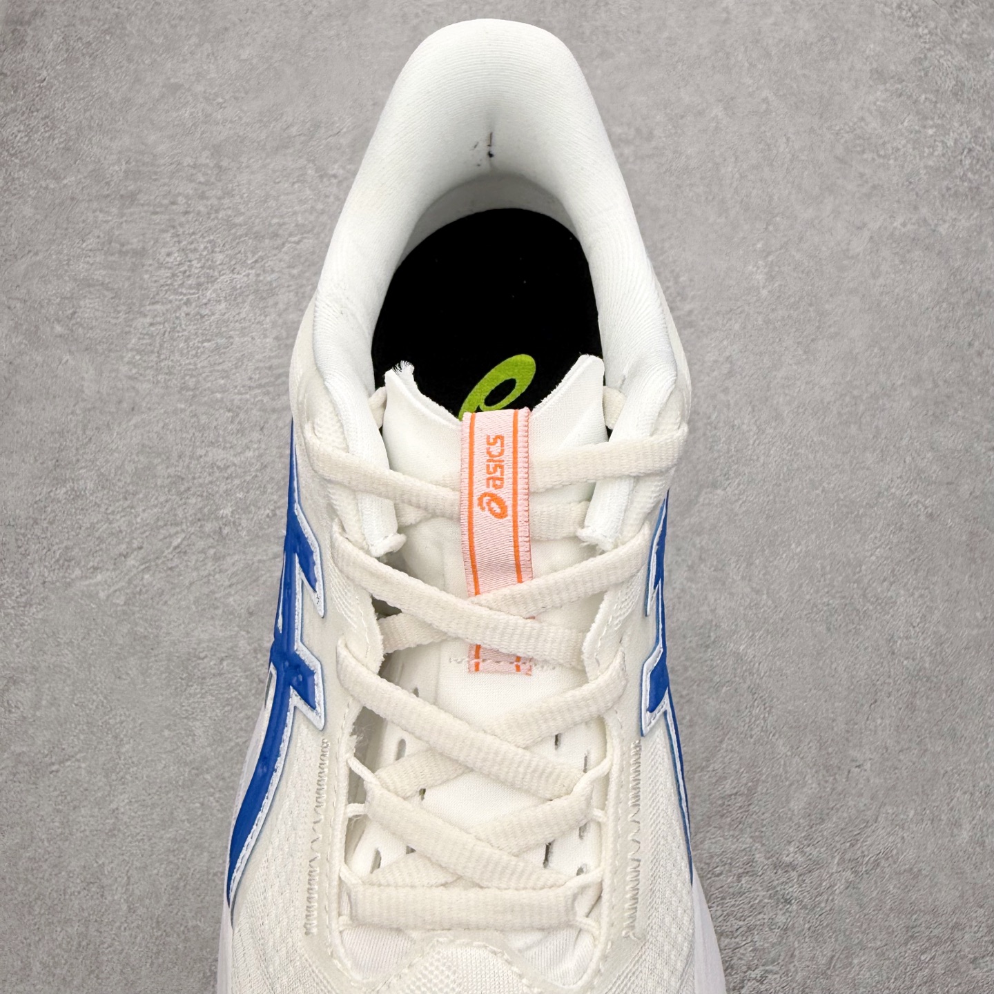 图片[5]-ASICS NOVABLAST 5 亚瑟士舒适缓震跑鞋 鞋面从NOVABLAST 3的工程网眼升级为一片式轻量编织设计 提升了跑鞋的透气性 并配备结构鞋舌 进一步提升透气性的同时减少鞋舌滑动 从而实现更好的包裹感 后跟结构也是亮点之一 不仅提升了稳定性 还能给跑者提供更强支撑 上脚舒适度非常明显 无论如何跑跳晃动 双脚都被包裹的非常服帖舒适 同时前脚掌有足够空间 中足又很贴合 后跟高度和弧度也都非常舒适 从NOVABLAST 5采用全新FF BLAST PLUS ECO轻量高能回弹泡棉材料 这是一种超过20%的生物基可再生资源 在带给跑者更舒适体验同时助力减轻环境负担 值得关注的是NOVABLAST 4将成为该系列首款贴有CO2e标签的鞋款 以进一步严格贯彻ASICS亚瑟士的可持续发展理念 大底采用了低密度设计的AHAR LO 更大程度增强鞋款耐磨性 提升使用寿命 外底液采用了全新设计 其灵感来源于植物的斐波那契螺旋叶片图案 独特的几何纹路使新一代鞋款的外观更具标志性 中底和大底设计都是为了让跑者获得更大的能量反馈 更强的回弹性 在跑步过程中轻弹畅跑 看配置就能感受到NOVABLAST的优势 高回弹、高缓震、且耐用的综合长跑训练鞋 尺码：36 37 38 39 39.5 40 40.5 41.5 42 42.5 43.5 44 45-选品中心