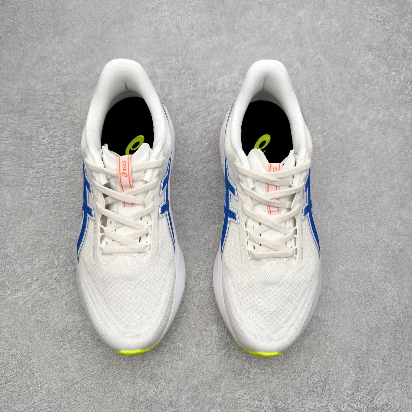 图片[2]-ASICS NOVABLAST 5 亚瑟士舒适缓震跑鞋 鞋面从NOVABLAST 3的工程网眼升级为一片式轻量编织设计 提升了跑鞋的透气性 并配备结构鞋舌 进一步提升透气性的同时减少鞋舌滑动 从而实现更好的包裹感 后跟结构也是亮点之一 不仅提升了稳定性 还能给跑者提供更强支撑 上脚舒适度非常明显 无论如何跑跳晃动 双脚都被包裹的非常服帖舒适 同时前脚掌有足够空间 中足又很贴合 后跟高度和弧度也都非常舒适 从NOVABLAST 5采用全新FF BLAST PLUS ECO轻量高能回弹泡棉材料 这是一种超过20%的生物基可再生资源 在带给跑者更舒适体验同时助力减轻环境负担 值得关注的是NOVABLAST 4将成为该系列首款贴有CO2e标签的鞋款 以进一步严格贯彻ASICS亚瑟士的可持续发展理念 大底采用了低密度设计的AHAR LO 更大程度增强鞋款耐磨性 提升使用寿命 外底液采用了全新设计 其灵感来源于植物的斐波那契螺旋叶片图案 独特的几何纹路使新一代鞋款的外观更具标志性 中底和大底设计都是为了让跑者获得更大的能量反馈 更强的回弹性 在跑步过程中轻弹畅跑 看配置就能感受到NOVABLAST的优势 高回弹、高缓震、且耐用的综合长跑训练鞋 尺码：36 37 38 39 39.5 40 40.5 41.5 42 42.5 43.5 44 45-选品中心