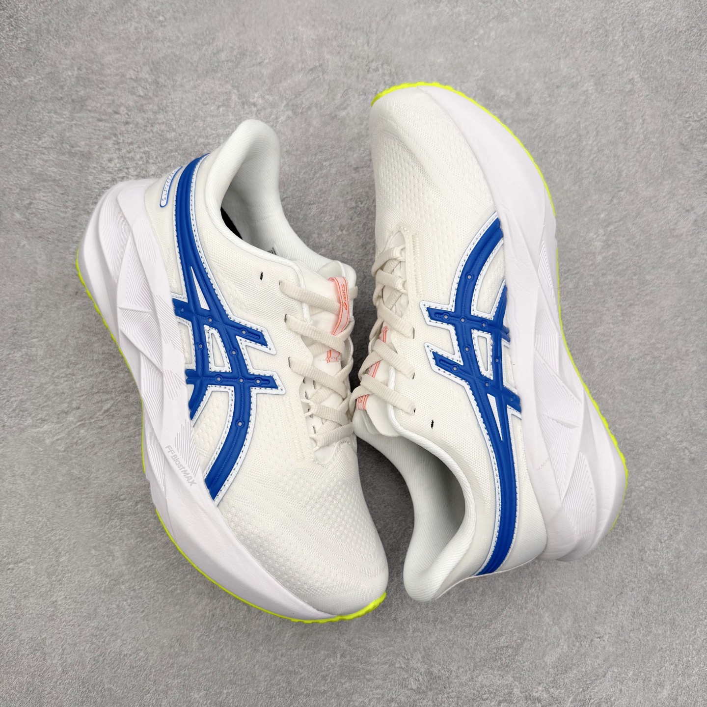 图片[3]-ASICS NOVABLAST 5 亚瑟士舒适缓震跑鞋 鞋面从NOVABLAST 3的工程网眼升级为一片式轻量编织设计 提升了跑鞋的透气性 并配备结构鞋舌 进一步提升透气性的同时减少鞋舌滑动 从而实现更好的包裹感 后跟结构也是亮点之一 不仅提升了稳定性 还能给跑者提供更强支撑 上脚舒适度非常明显 无论如何跑跳晃动 双脚都被包裹的非常服帖舒适 同时前脚掌有足够空间 中足又很贴合 后跟高度和弧度也都非常舒适 从NOVABLAST 5采用全新FF BLAST PLUS ECO轻量高能回弹泡棉材料 这是一种超过20%的生物基可再生资源 在带给跑者更舒适体验同时助力减轻环境负担 值得关注的是NOVABLAST 4将成为该系列首款贴有CO2e标签的鞋款 以进一步严格贯彻ASICS亚瑟士的可持续发展理念 大底采用了低密度设计的AHAR LO 更大程度增强鞋款耐磨性 提升使用寿命 外底液采用了全新设计 其灵感来源于植物的斐波那契螺旋叶片图案 独特的几何纹路使新一代鞋款的外观更具标志性 中底和大底设计都是为了让跑者获得更大的能量反馈 更强的回弹性 在跑步过程中轻弹畅跑 看配置就能感受到NOVABLAST的优势 高回弹、高缓震、且耐用的综合长跑训练鞋 尺码：36 37 38 39 39.5 40 40.5 41.5 42 42.5 43.5 44 45-选品中心