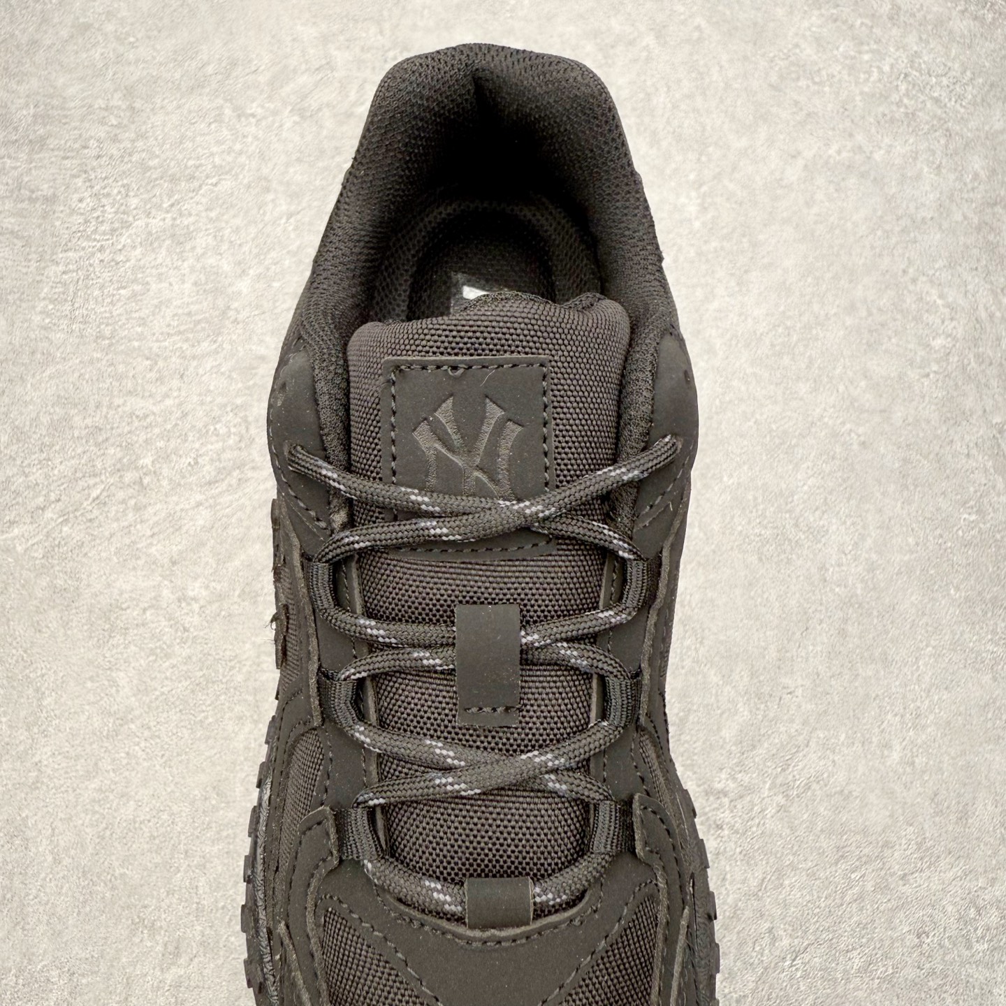 图片[5]-MLB 纽约洋基队合成革休闲舒适复古时尚双色鞋带轻量运动百搭豆豆薄底鞋防滑轻便低帮板鞋 男女同款 MLB是韩国F&F旗下潮流服装品牌，拥有150年历史的经典传统，是街头文化和国际生活方式的领导者。MLB 拥有包括男装、女装、童装、配饰在内的全品类服饰，提供覆盖各性别、各年龄层、From Head to Toe的穿搭装备。其产品结合了韩国的时尚造型与质感，展现了运动服饰也可以兼具时尚潮流的风格。在产品设计上，MLB不仅融合了美国职业棒球大联盟的各当家球队，更结合了棒球运动中的各个元素。尺码：35 36 36.5 37.5 38 38.5 39 40 40.5 41 42 42.5 43 44 44.5 45-选品中心