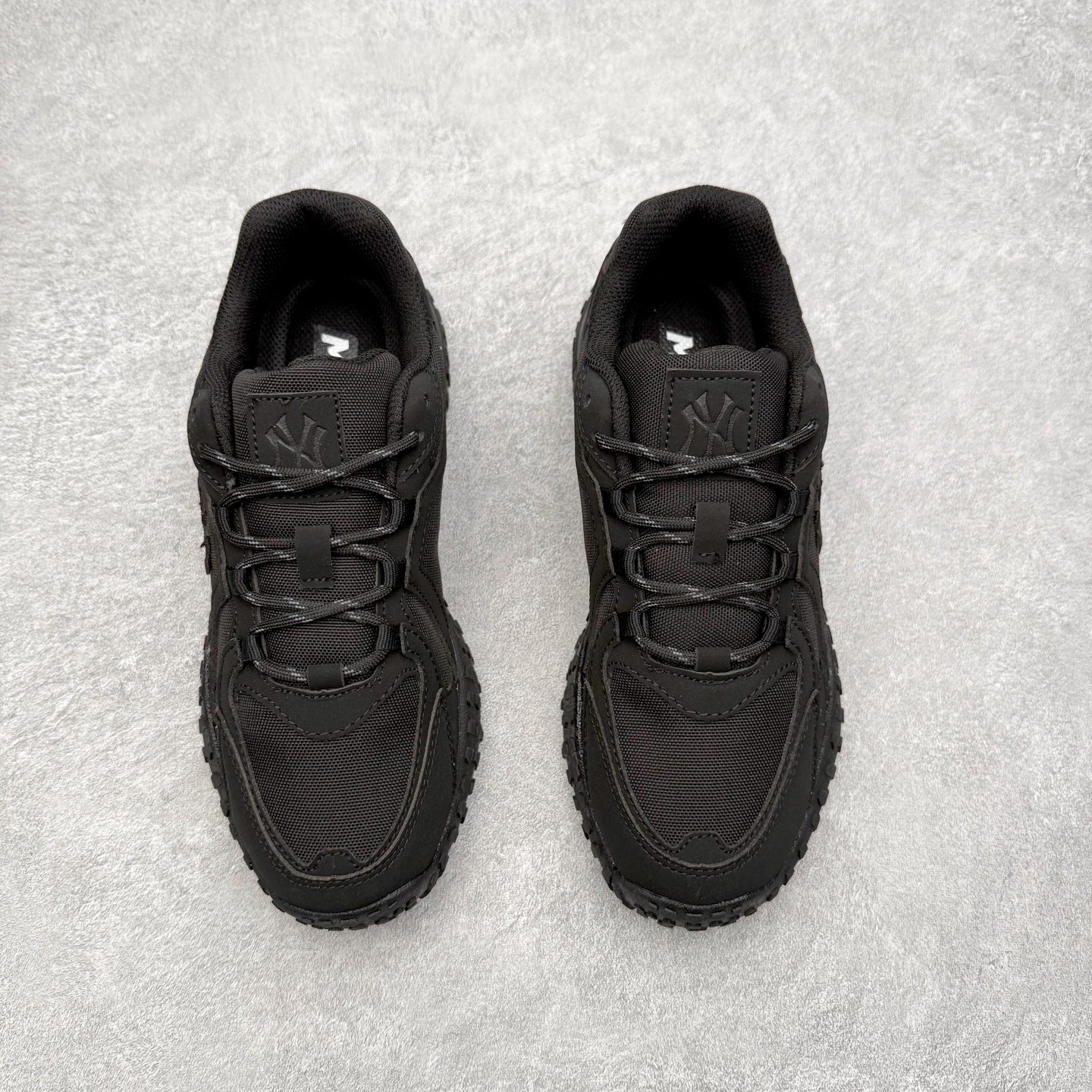 图片[2]-MLB 纽约洋基队合成革休闲舒适复古时尚双色鞋带轻量运动百搭豆豆薄底鞋防滑轻便低帮板鞋 男女同款 MLB是韩国F&F旗下潮流服装品牌，拥有150年历史的经典传统，是街头文化和国际生活方式的领导者。MLB 拥有包括男装、女装、童装、配饰在内的全品类服饰，提供覆盖各性别、各年龄层、From Head to Toe的穿搭装备。其产品结合了韩国的时尚造型与质感，展现了运动服饰也可以兼具时尚潮流的风格。在产品设计上，MLB不仅融合了美国职业棒球大联盟的各当家球队，更结合了棒球运动中的各个元素。尺码：35 36 36.5 37.5 38 38.5 39 40 40.5 41 42 42.5 43 44 44.5 45-选品中心