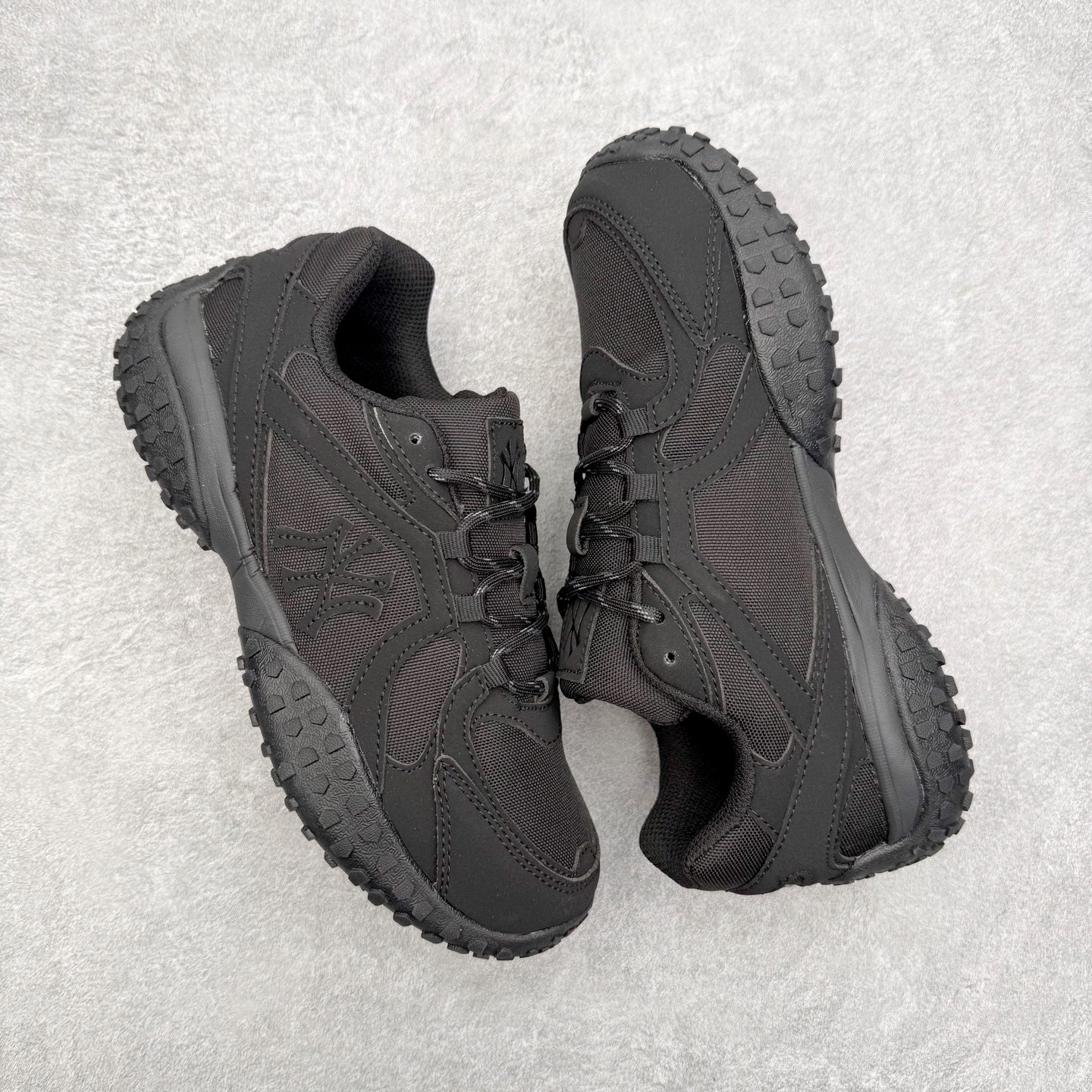 图片[3]-MLB 纽约洋基队合成革休闲舒适复古时尚双色鞋带轻量运动百搭豆豆薄底鞋防滑轻便低帮板鞋 男女同款 MLB是韩国F&F旗下潮流服装品牌，拥有150年历史的经典传统，是街头文化和国际生活方式的领导者。MLB 拥有包括男装、女装、童装、配饰在内的全品类服饰，提供覆盖各性别、各年龄层、From Head to Toe的穿搭装备。其产品结合了韩国的时尚造型与质感，展现了运动服饰也可以兼具时尚潮流的风格。在产品设计上，MLB不仅融合了美国职业棒球大联盟的各当家球队，更结合了棒球运动中的各个元素。尺码：35 36 36.5 37.5 38 38.5 39 40 40.5 41 42 42.5 43 44 44.5 45-选品中心