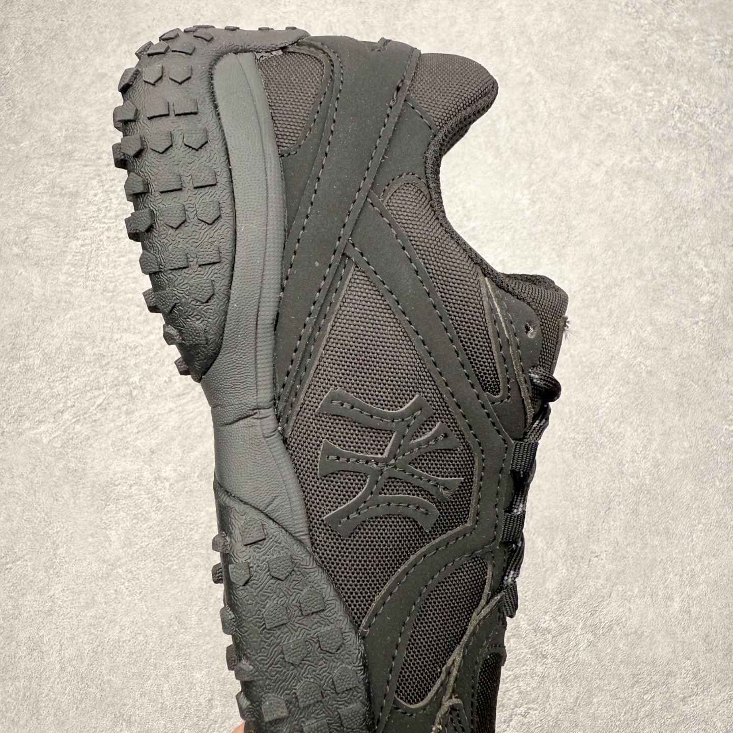 图片[6]-MLB 纽约洋基队合成革休闲舒适复古时尚双色鞋带轻量运动百搭豆豆薄底鞋防滑轻便低帮板鞋 男女同款 MLB是韩国F&F旗下潮流服装品牌，拥有150年历史的经典传统，是街头文化和国际生活方式的领导者。MLB 拥有包括男装、女装、童装、配饰在内的全品类服饰，提供覆盖各性别、各年龄层、From Head to Toe的穿搭装备。其产品结合了韩国的时尚造型与质感，展现了运动服饰也可以兼具时尚潮流的风格。在产品设计上，MLB不仅融合了美国职业棒球大联盟的各当家球队，更结合了棒球运动中的各个元素。尺码：35 36 36.5 37.5 38 38.5 39 40 40.5 41 42 42.5 43 44 44.5 45-选品中心