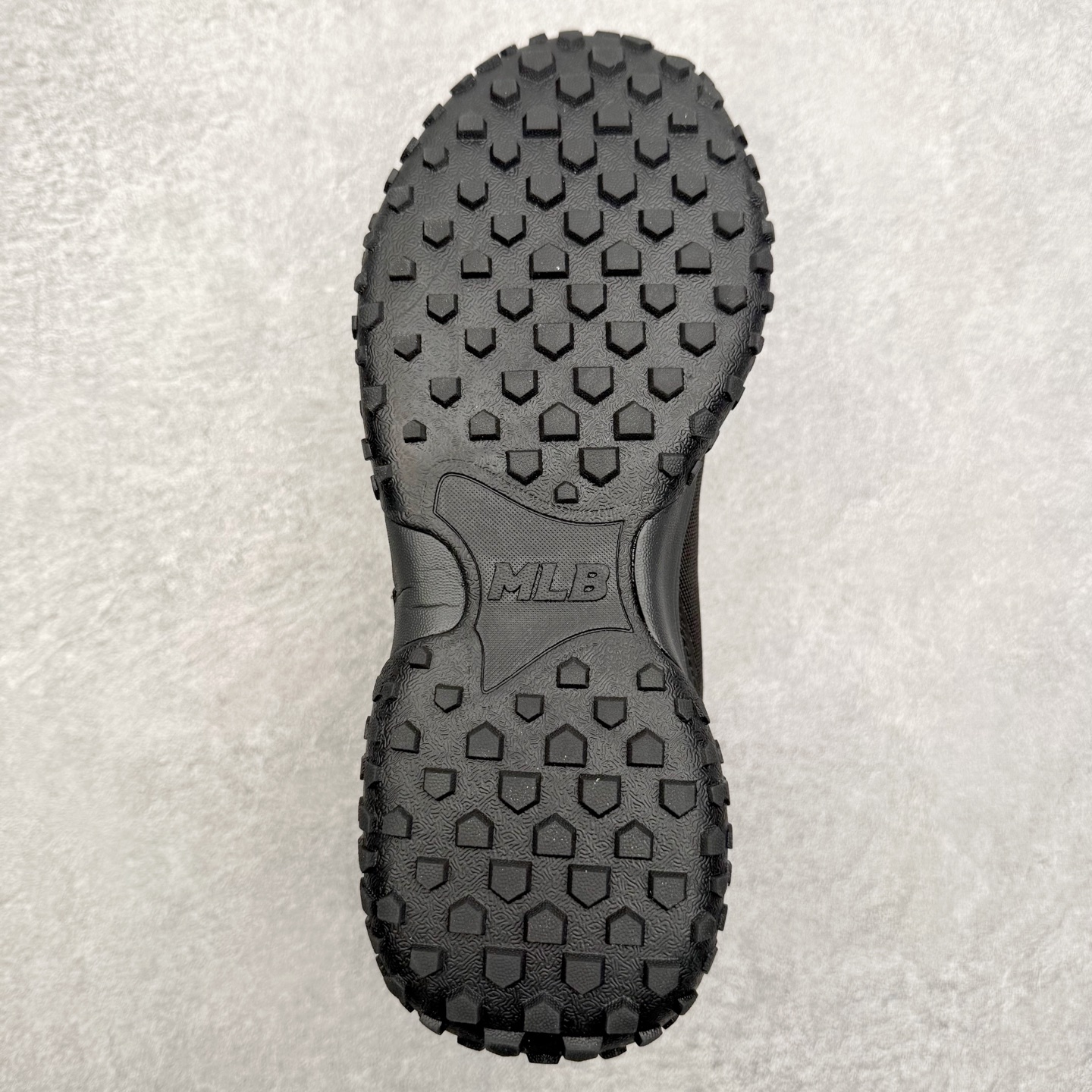 图片[9]-MLB 纽约洋基队合成革休闲舒适复古时尚双色鞋带轻量运动百搭豆豆薄底鞋防滑轻便低帮板鞋 男女同款 MLB是韩国F&F旗下潮流服装品牌，拥有150年历史的经典传统，是街头文化和国际生活方式的领导者。MLB 拥有包括男装、女装、童装、配饰在内的全品类服饰，提供覆盖各性别、各年龄层、From Head to Toe的穿搭装备。其产品结合了韩国的时尚造型与质感，展现了运动服饰也可以兼具时尚潮流的风格。在产品设计上，MLB不仅融合了美国职业棒球大联盟的各当家球队，更结合了棒球运动中的各个元素。尺码：35 36 36.5 37.5 38 38.5 39 40 40.5 41 42 42.5 43 44 44.5 45-选品中心