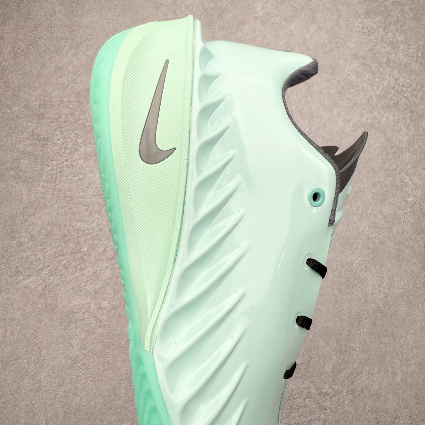 图片[6]-＃K版 NK Air Zoom G.T.4.0 EP 新款实战低帮篮球鞋 一个月返厂/换新售后服务 支持各种实战 全套原纸板楦头开发 独家原档数据私模唯一正确8层组合大底 全新GT 4.0全掌搭载了 ZoomX 泡棉 使得整双鞋在缓震表现上可谓相当优秀 拥有着顶级科技配置的同时 颜值设计也非常可观 整体鞋型仍然保留了前低后高的设计 G.T. Cut 传统的突进极速突破的感觉 鞋头麂皮材质和 NK Flywire 飞线工艺 相对来说包裹感更好了 必备的TPU 支撑片 两侧 Swoosh 的透气孔设计 起到散热透气的作用 鞋舌采用类似跑鞋的半开叉式设计 搭配鞋带既可以提升包裹感 又降低了运动中鞋舌乱跑的可能性 鞋子内里填充相当厚实 避免掉跟 尺码：36 36.5 37.5 38 38.5 39 40 40.5 41 42 42.5 43 44 44.5 45 45.5 46-选品中心