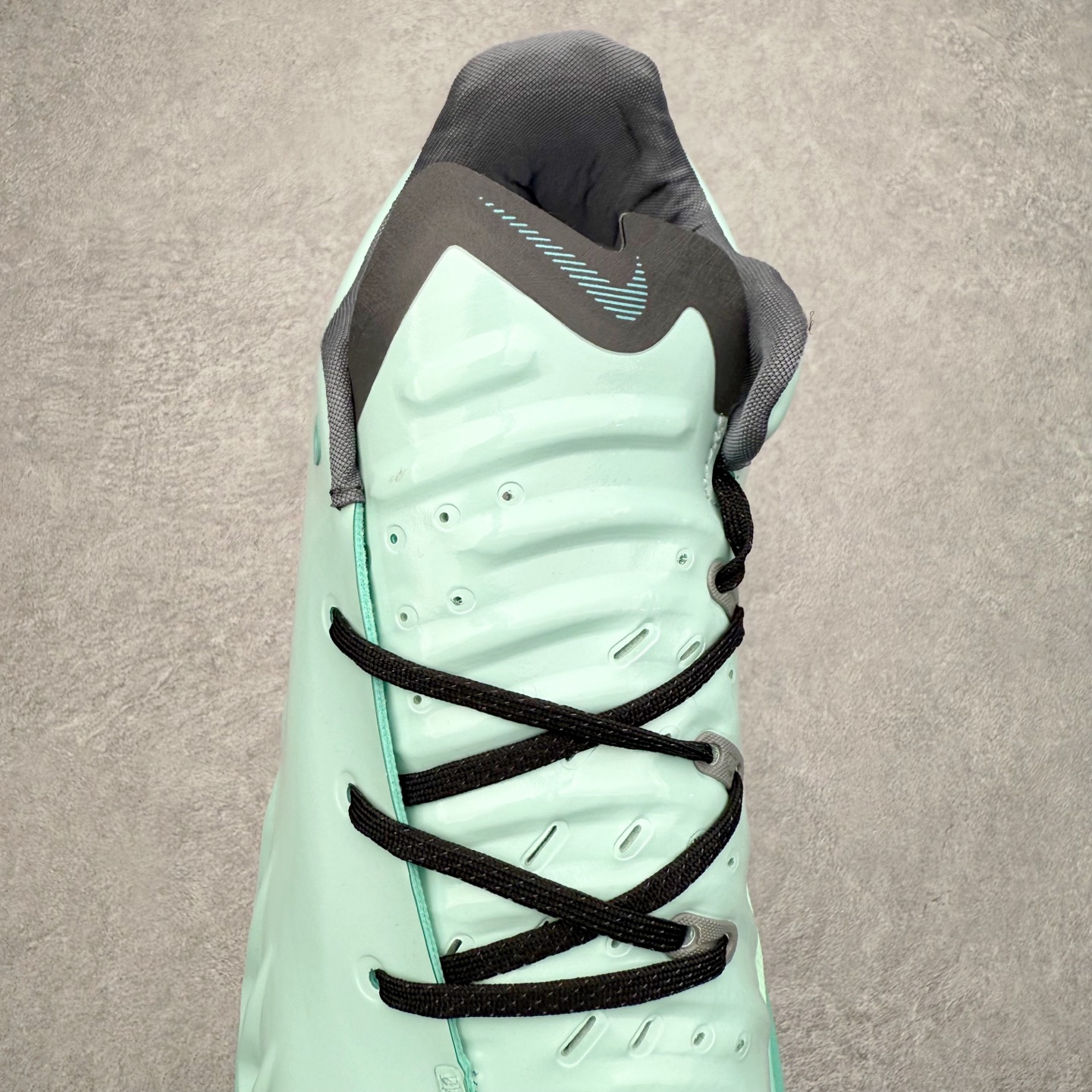 图片[5]-＃K版 NK Air Zoom G.T.4.0 EP 新款实战低帮篮球鞋 一个月返厂/换新售后服务 支持各种实战 全套原纸板楦头开发 独家原档数据私模唯一正确8层组合大底 全新GT 4.0全掌搭载了 ZoomX 泡棉 使得整双鞋在缓震表现上可谓相当优秀 拥有着顶级科技配置的同时 颜值设计也非常可观 整体鞋型仍然保留了前低后高的设计 G.T. Cut 传统的突进极速突破的感觉 鞋头麂皮材质和 NK Flywire 飞线工艺 相对来说包裹感更好了 必备的TPU 支撑片 两侧 Swoosh 的透气孔设计 起到散热透气的作用 鞋舌采用类似跑鞋的半开叉式设计 搭配鞋带既可以提升包裹感 又降低了运动中鞋舌乱跑的可能性 鞋子内里填充相当厚实 避免掉跟 尺码：36 36.5 37.5 38 38.5 39 40 40.5 41 42 42.5 43 44 44.5 45 45.5 46-选品中心