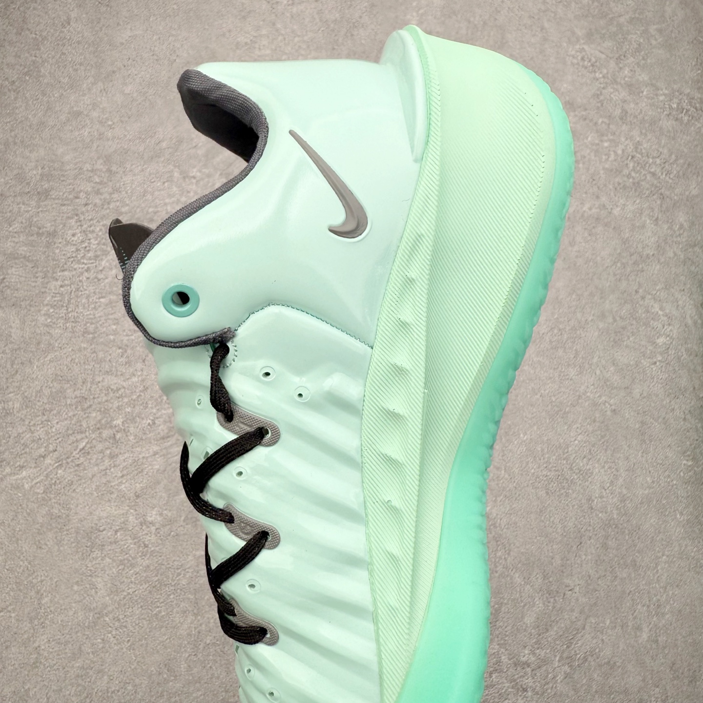 图片[7]-＃K版 NK Air Zoom G.T.4.0 EP 新款实战低帮篮球鞋 一个月返厂/换新售后服务 支持各种实战 全套原纸板楦头开发 独家原档数据私模唯一正确8层组合大底 全新GT 4.0全掌搭载了 ZoomX 泡棉 使得整双鞋在缓震表现上可谓相当优秀 拥有着顶级科技配置的同时 颜值设计也非常可观 整体鞋型仍然保留了前低后高的设计 G.T. Cut 传统的突进极速突破的感觉 鞋头麂皮材质和 NK Flywire 飞线工艺 相对来说包裹感更好了 必备的TPU 支撑片 两侧 Swoosh 的透气孔设计 起到散热透气的作用 鞋舌采用类似跑鞋的半开叉式设计 搭配鞋带既可以提升包裹感 又降低了运动中鞋舌乱跑的可能性 鞋子内里填充相当厚实 避免掉跟 尺码：36 36.5 37.5 38 38.5 39 40 40.5 41 42 42.5 43 44 44.5 45 45.5 46-选品中心