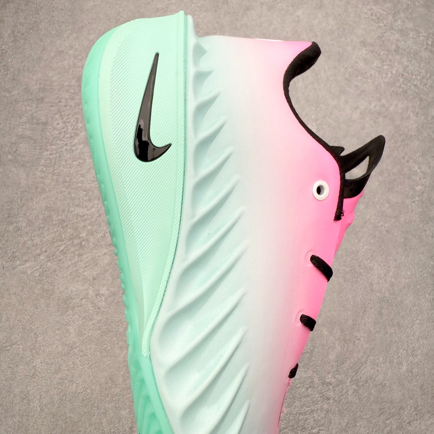 图片[6]-＃K版 NK Air Zoom G.T.4.0 EP 新款实战低帮篮球鞋 一个月返厂/换新售后服务 支持各种实战 全套原纸板楦头开发 独家原档数据私模唯一正确8层组合大底 全新GT 4.0全掌搭载了 ZoomX 泡棉 使得整双鞋在缓震表现上可谓相当优秀 拥有着顶级科技配置的同时 颜值设计也非常可观 整体鞋型仍然保留了前低后高的设计 G.T. Cut 传统的突进极速突破的感觉 鞋头麂皮材质和 NK Flywire 飞线工艺 相对来说包裹感更好了 必备的TPU 支撑片 两侧 Swoosh 的透气孔设计 起到散热透气的作用 鞋舌采用类似跑鞋的半开叉式设计 搭配鞋带既可以提升包裹感 又降低了运动中鞋舌乱跑的可能性 鞋子内里填充相当厚实 避免掉跟 尺码：36 36.5 37.5 38 38.5 39 40 40.5 41 42 42.5 43 44 44.5 45 45.5 46-选品中心