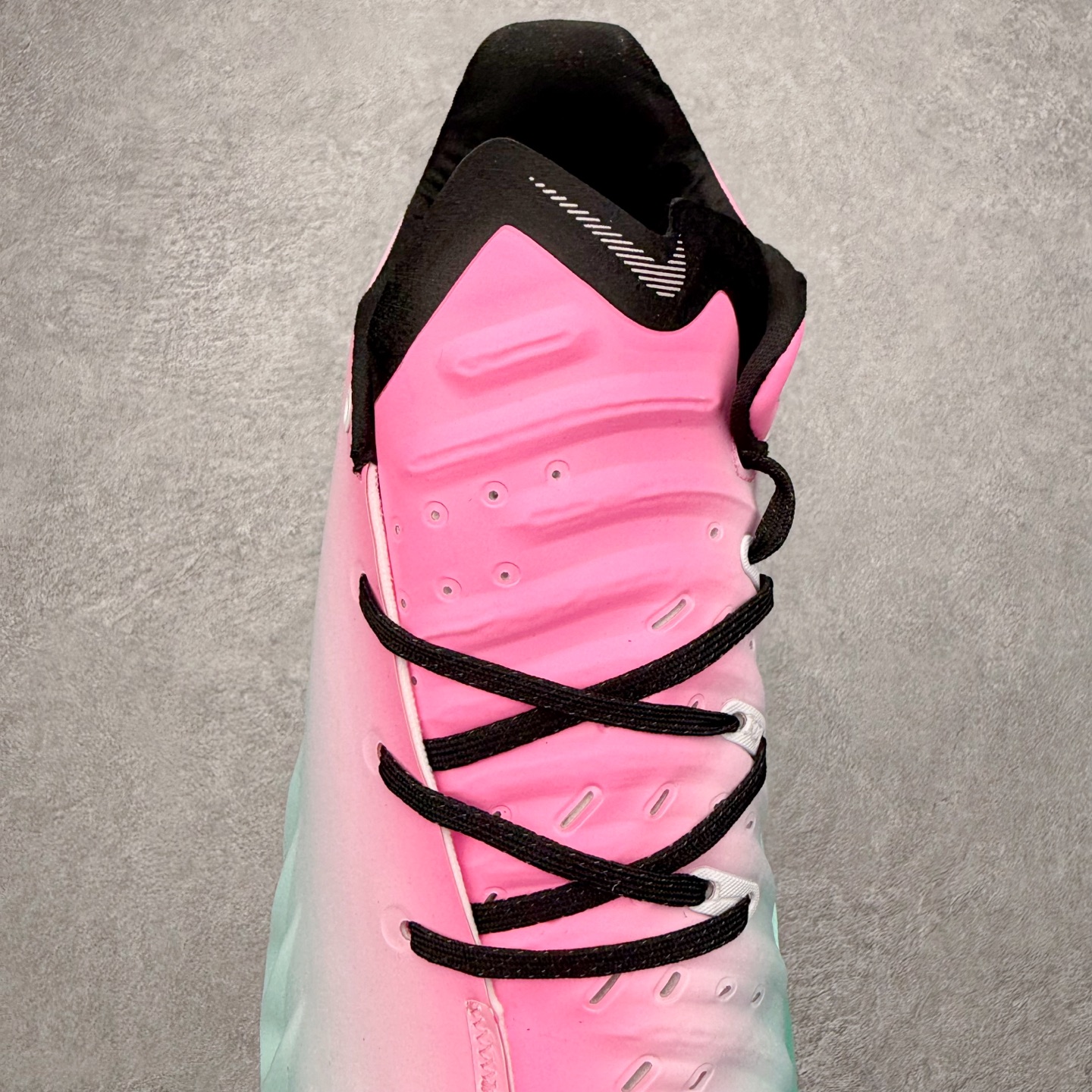 图片[5]-＃K版 NK Air Zoom G.T.4.0 EP 新款实战低帮篮球鞋 一个月返厂/换新售后服务 支持各种实战 全套原纸板楦头开发 独家原档数据私模唯一正确8层组合大底 全新GT 4.0全掌搭载了 ZoomX 泡棉 使得整双鞋在缓震表现上可谓相当优秀 拥有着顶级科技配置的同时 颜值设计也非常可观 整体鞋型仍然保留了前低后高的设计 G.T. Cut 传统的突进极速突破的感觉 鞋头麂皮材质和 NK Flywire 飞线工艺 相对来说包裹感更好了 必备的TPU 支撑片 两侧 Swoosh 的透气孔设计 起到散热透气的作用 鞋舌采用类似跑鞋的半开叉式设计 搭配鞋带既可以提升包裹感 又降低了运动中鞋舌乱跑的可能性 鞋子内里填充相当厚实 避免掉跟 尺码：36 36.5 37.5 38 38.5 39 40 40.5 41 42 42.5 43 44 44.5 45 45.5 46-选品中心