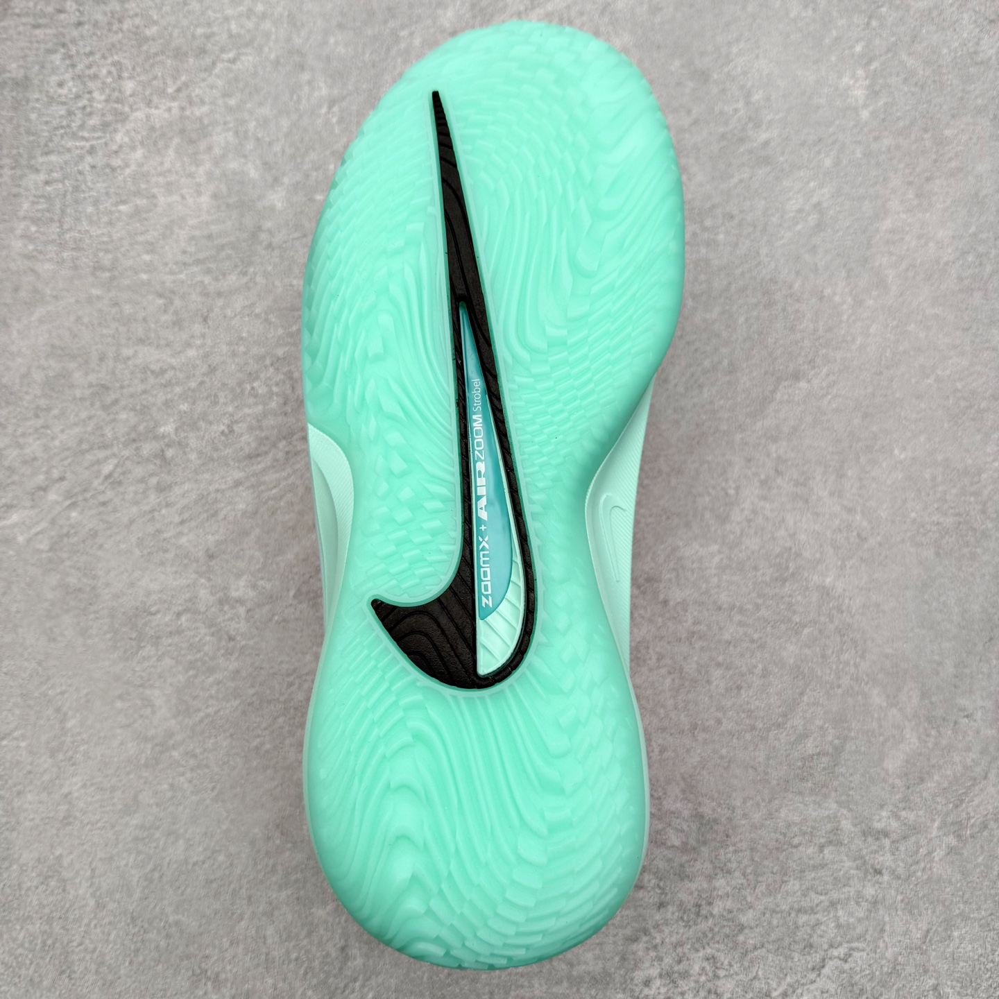 图片[9]-＃K版 NK Air Zoom G.T.4.0 EP 新款实战低帮篮球鞋 一个月返厂/换新售后服务 支持各种实战 全套原纸板楦头开发 独家原档数据私模唯一正确8层组合大底 全新GT 4.0全掌搭载了 ZoomX 泡棉 使得整双鞋在缓震表现上可谓相当优秀 拥有着顶级科技配置的同时 颜值设计也非常可观 整体鞋型仍然保留了前低后高的设计 G.T. Cut 传统的突进极速突破的感觉 鞋头麂皮材质和 NK Flywire 飞线工艺 相对来说包裹感更好了 必备的TPU 支撑片 两侧 Swoosh 的透气孔设计 起到散热透气的作用 鞋舌采用类似跑鞋的半开叉式设计 搭配鞋带既可以提升包裹感 又降低了运动中鞋舌乱跑的可能性 鞋子内里填充相当厚实 避免掉跟 尺码：36 36.5 37.5 38 38.5 39 40 40.5 41 42 42.5 43 44 44.5 45 45.5 46-选品中心