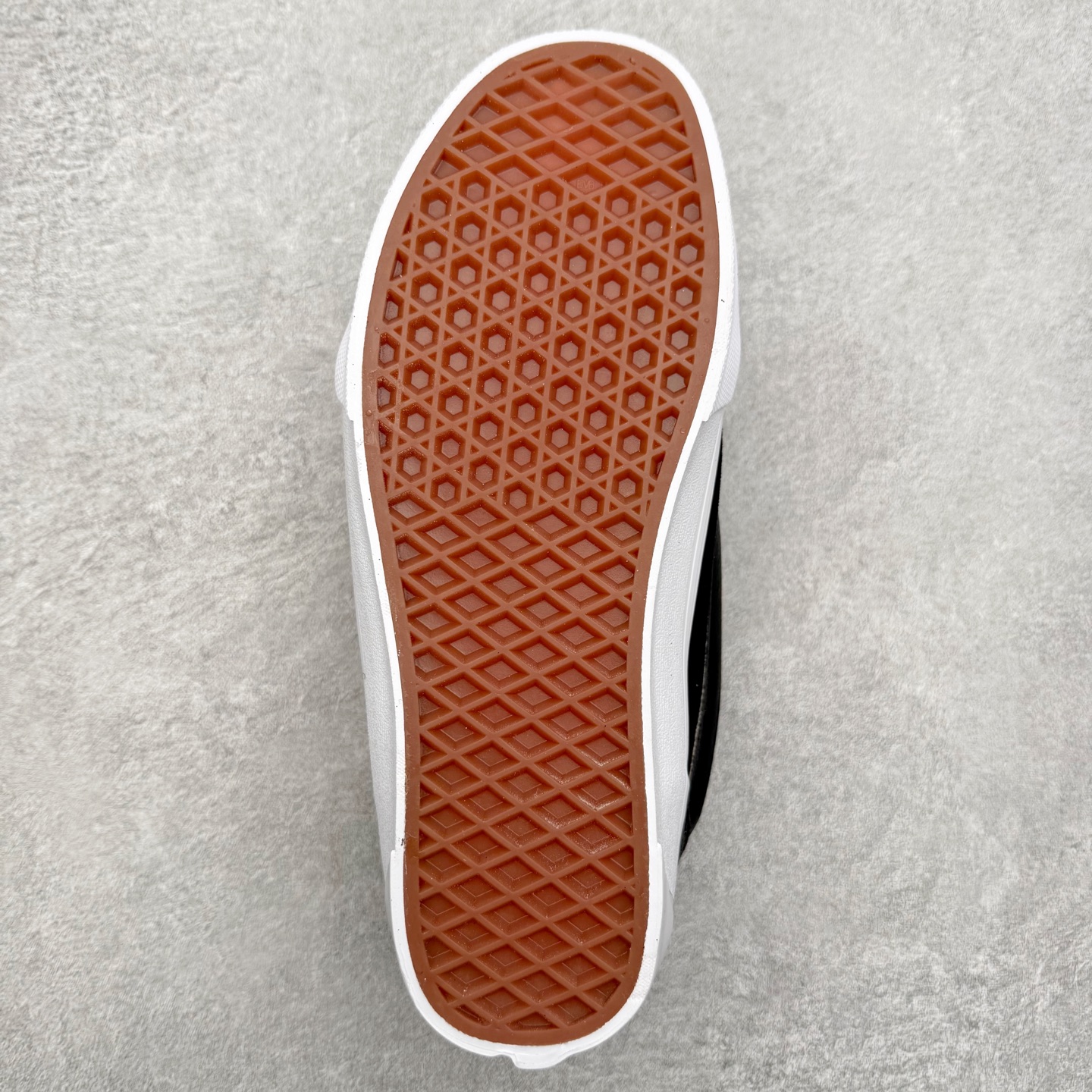 图片[9]-Vans Knu Skool 复古纹理抽绳 官方新款 经典肥胖版大Logo麂皮拼接黑色珠光亮面材质面包鞋 货号：VN000VB4CJK 尺码：35 36 36.5 37 38 38.5 39 40 40.5 41 42 42.5 43 44 45-选品中心