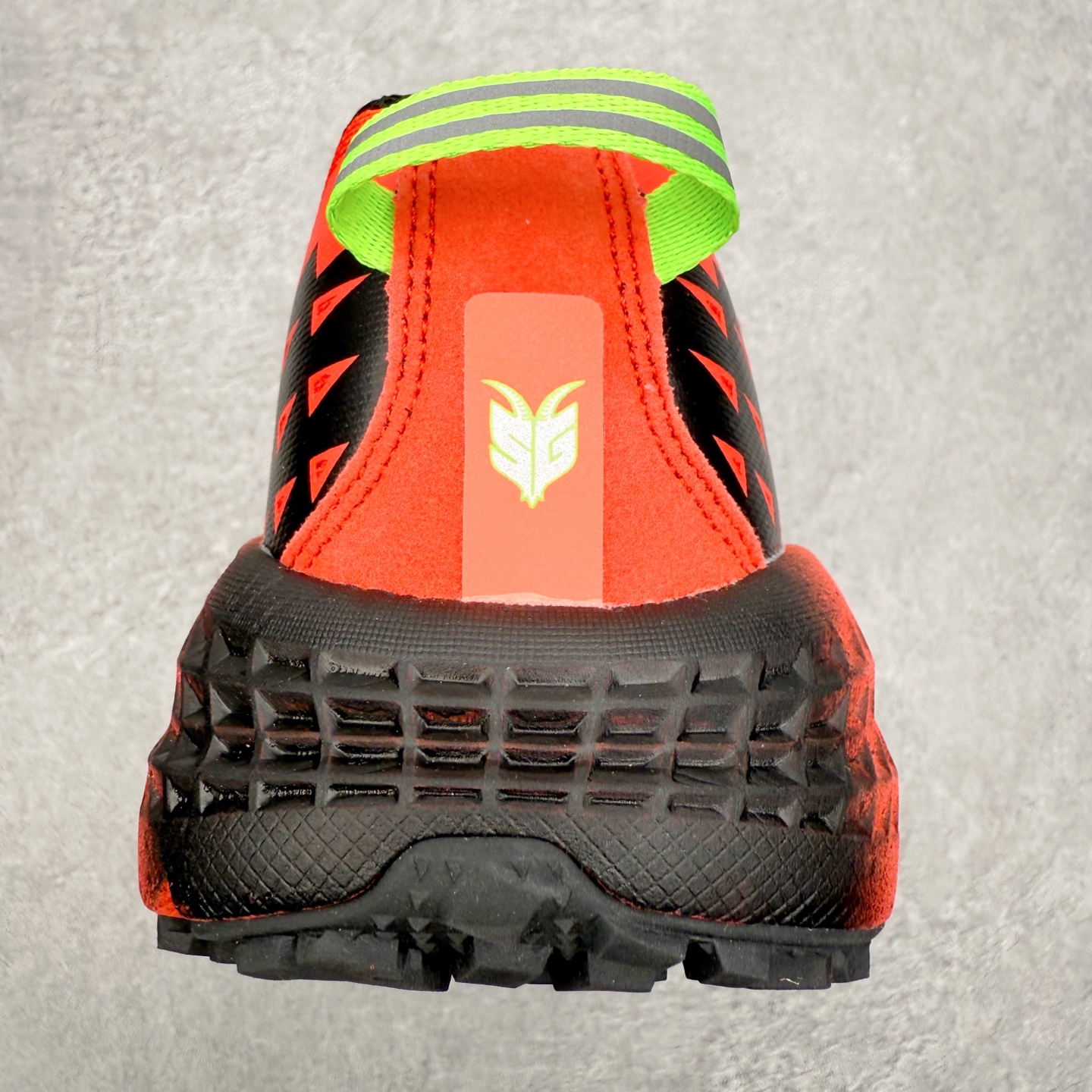 图片[8]-HOKA ONE ONE SPEEDGOAT 2 舒适百搭低帮 越野跑步鞋 男女同款 HOKA ONE ONE是来自美国的跑步鞋知名品牌，创立于2009年，始终致力于为所有跑者提供更新、更好的跑步装备。相比常规跑鞋，HOKA ONE ONE特别研发使用性能独特的几何形跑鞋中底，此种鞋底更厚、更高、回弹性也更好，除了卓越的缓冲性能，它还能为各种阶段的跑者带来更具动感、更加稳定的跑步体验。HOKAONE ONE从设计之初就清楚意识到，要保证跑者步幅的均匀一致，双脚自然而然的运动至关重要。尺码：36 36.5 37.5 38 39 40 40.5 41 42 42.5 43 44 45-选品中心