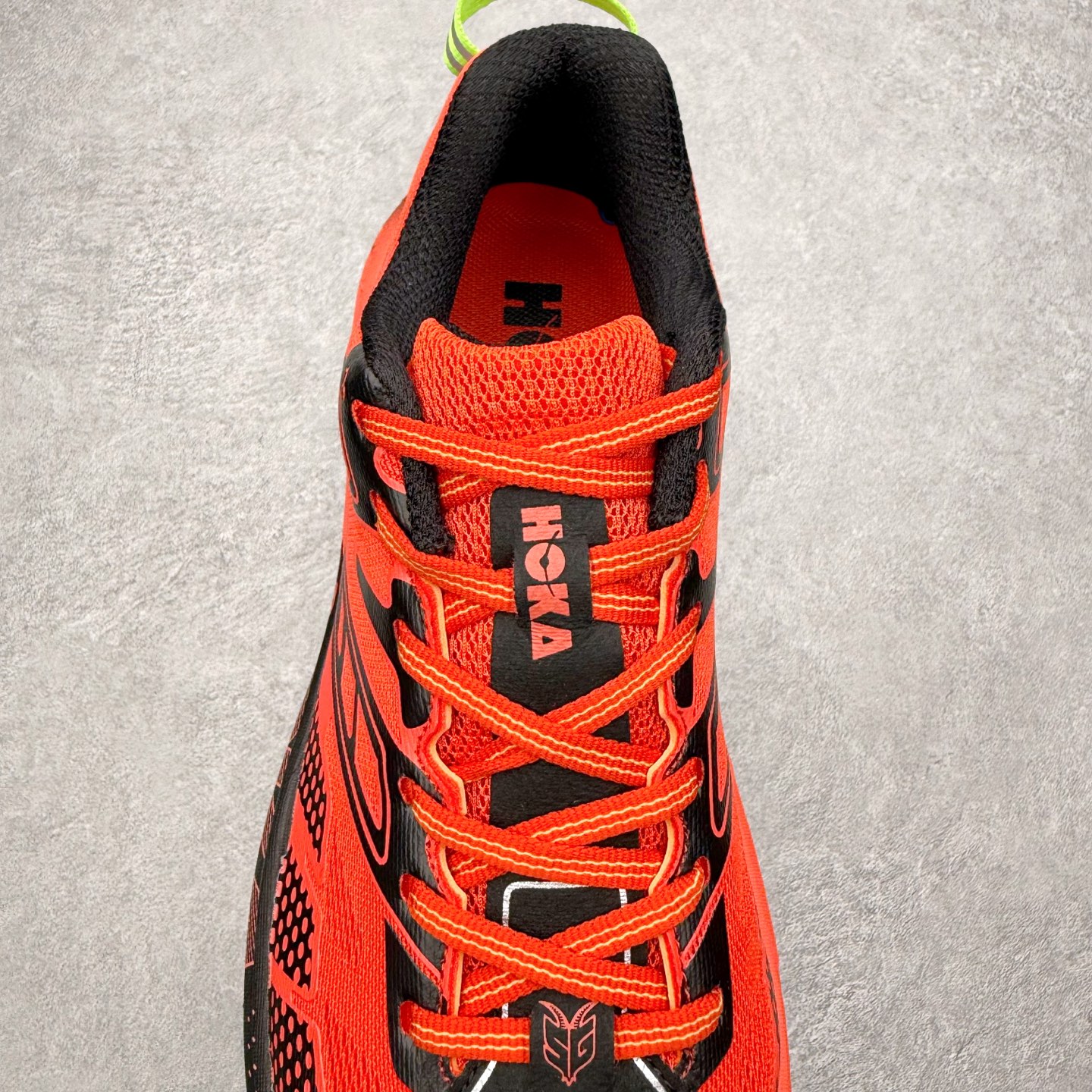 图片[5]-HOKA ONE ONE SPEEDGOAT 2 舒适百搭低帮 越野跑步鞋 男女同款 HOKA ONE ONE是来自美国的跑步鞋知名品牌，创立于2009年，始终致力于为所有跑者提供更新、更好的跑步装备。相比常规跑鞋，HOKA ONE ONE特别研发使用性能独特的几何形跑鞋中底，此种鞋底更厚、更高、回弹性也更好，除了卓越的缓冲性能，它还能为各种阶段的跑者带来更具动感、更加稳定的跑步体验。HOKAONE ONE从设计之初就清楚意识到，要保证跑者步幅的均匀一致，双脚自然而然的运动至关重要。尺码：36 36.5 37.5 38 39 40 40.5 41 42 42.5 43 44 45-选品中心