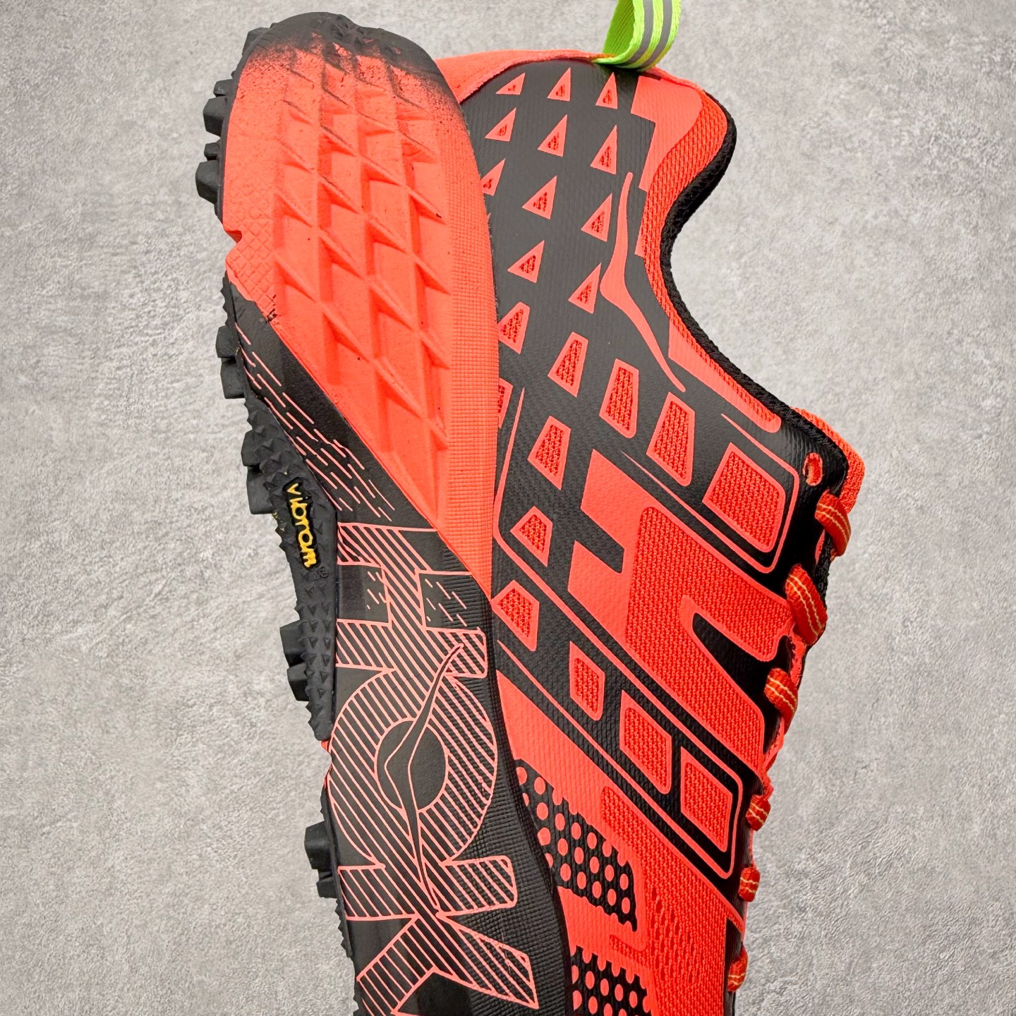 图片[6]-HOKA ONE ONE SPEEDGOAT 2 舒适百搭低帮 越野跑步鞋 男女同款 HOKA ONE ONE是来自美国的跑步鞋知名品牌，创立于2009年，始终致力于为所有跑者提供更新、更好的跑步装备。相比常规跑鞋，HOKA ONE ONE特别研发使用性能独特的几何形跑鞋中底，此种鞋底更厚、更高、回弹性也更好，除了卓越的缓冲性能，它还能为各种阶段的跑者带来更具动感、更加稳定的跑步体验。HOKAONE ONE从设计之初就清楚意识到，要保证跑者步幅的均匀一致，双脚自然而然的运动至关重要。尺码：36 36.5 37.5 38 39 40 40.5 41 42 42.5 43 44 45-选品中心