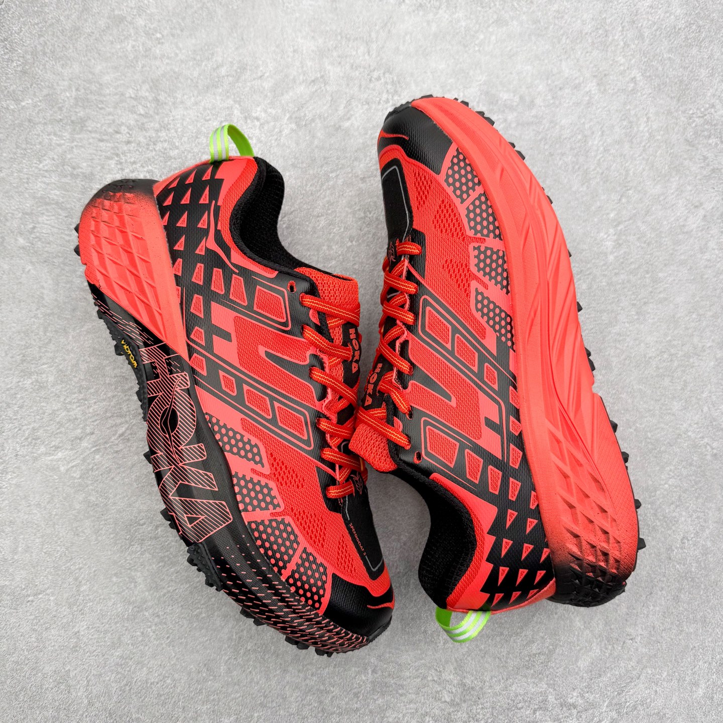 图片[3]-HOKA ONE ONE SPEEDGOAT 2 舒适百搭低帮 越野跑步鞋 男女同款 HOKA ONE ONE是来自美国的跑步鞋知名品牌，创立于2009年，始终致力于为所有跑者提供更新、更好的跑步装备。相比常规跑鞋，HOKA ONE ONE特别研发使用性能独特的几何形跑鞋中底，此种鞋底更厚、更高、回弹性也更好，除了卓越的缓冲性能，它还能为各种阶段的跑者带来更具动感、更加稳定的跑步体验。HOKAONE ONE从设计之初就清楚意识到，要保证跑者步幅的均匀一致，双脚自然而然的运动至关重要。尺码：36 36.5 37.5 38 39 40 40.5 41 42 42.5 43 44 45-选品中心