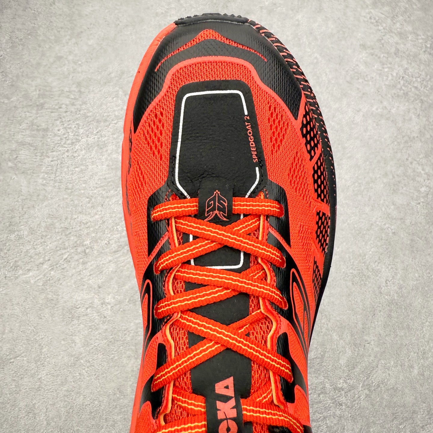 图片[4]-HOKA ONE ONE SPEEDGOAT 2 舒适百搭低帮 越野跑步鞋 男女同款 HOKA ONE ONE是来自美国的跑步鞋知名品牌，创立于2009年，始终致力于为所有跑者提供更新、更好的跑步装备。相比常规跑鞋，HOKA ONE ONE特别研发使用性能独特的几何形跑鞋中底，此种鞋底更厚、更高、回弹性也更好，除了卓越的缓冲性能，它还能为各种阶段的跑者带来更具动感、更加稳定的跑步体验。HOKAONE ONE从设计之初就清楚意识到，要保证跑者步幅的均匀一致，双脚自然而然的运动至关重要。尺码：36 36.5 37.5 38 39 40 40.5 41 42 42.5 43 44 45-选品中心