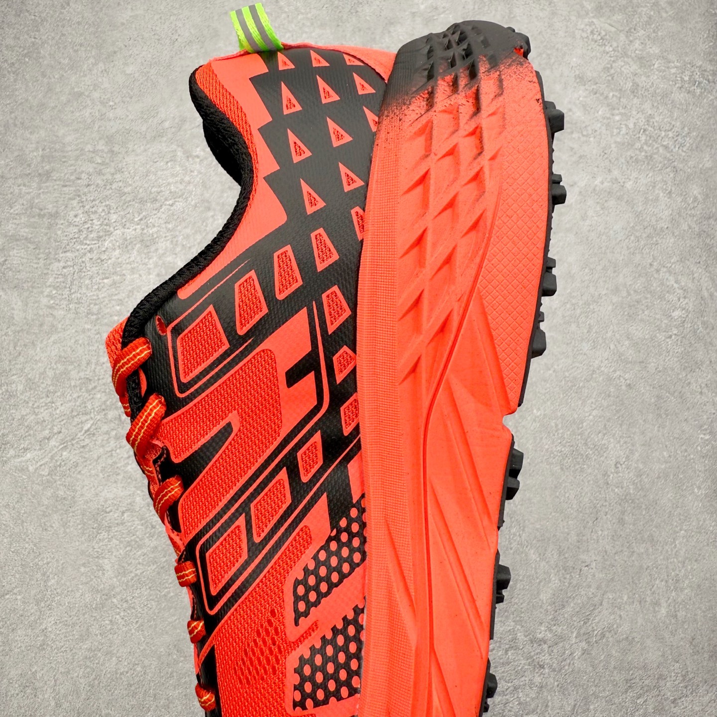 图片[7]-HOKA ONE ONE SPEEDGOAT 2 舒适百搭低帮 越野跑步鞋 男女同款 HOKA ONE ONE是来自美国的跑步鞋知名品牌，创立于2009年，始终致力于为所有跑者提供更新、更好的跑步装备。相比常规跑鞋，HOKA ONE ONE特别研发使用性能独特的几何形跑鞋中底，此种鞋底更厚、更高、回弹性也更好，除了卓越的缓冲性能，它还能为各种阶段的跑者带来更具动感、更加稳定的跑步体验。HOKAONE ONE从设计之初就清楚意识到，要保证跑者步幅的均匀一致，双脚自然而然的运动至关重要。尺码：36 36.5 37.5 38 39 40 40.5 41 42 42.5 43 44 45-选品中心