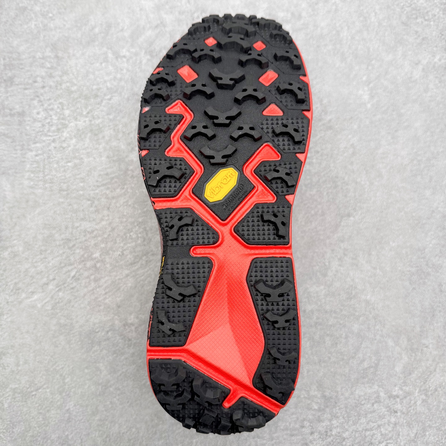 图片[9]-HOKA ONE ONE SPEEDGOAT 2 舒适百搭低帮 越野跑步鞋 男女同款 HOKA ONE ONE是来自美国的跑步鞋知名品牌，创立于2009年，始终致力于为所有跑者提供更新、更好的跑步装备。相比常规跑鞋，HOKA ONE ONE特别研发使用性能独特的几何形跑鞋中底，此种鞋底更厚、更高、回弹性也更好，除了卓越的缓冲性能，它还能为各种阶段的跑者带来更具动感、更加稳定的跑步体验。HOKAONE ONE从设计之初就清楚意识到，要保证跑者步幅的均匀一致，双脚自然而然的运动至关重要。尺码：36 36.5 37.5 38 39 40 40.5 41 42 42.5 43 44 45-选品中心